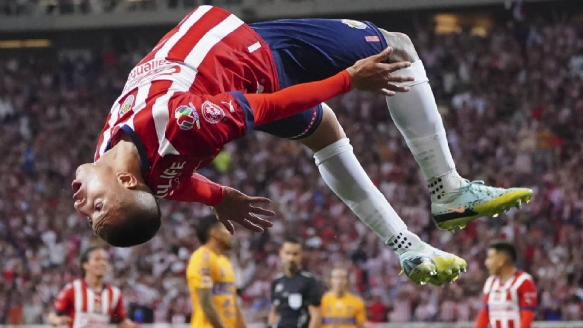 1920x1080 VIDEO. Golazo de Piojo Alvarado que hace olvidar su falla en el Chivas vs Santos