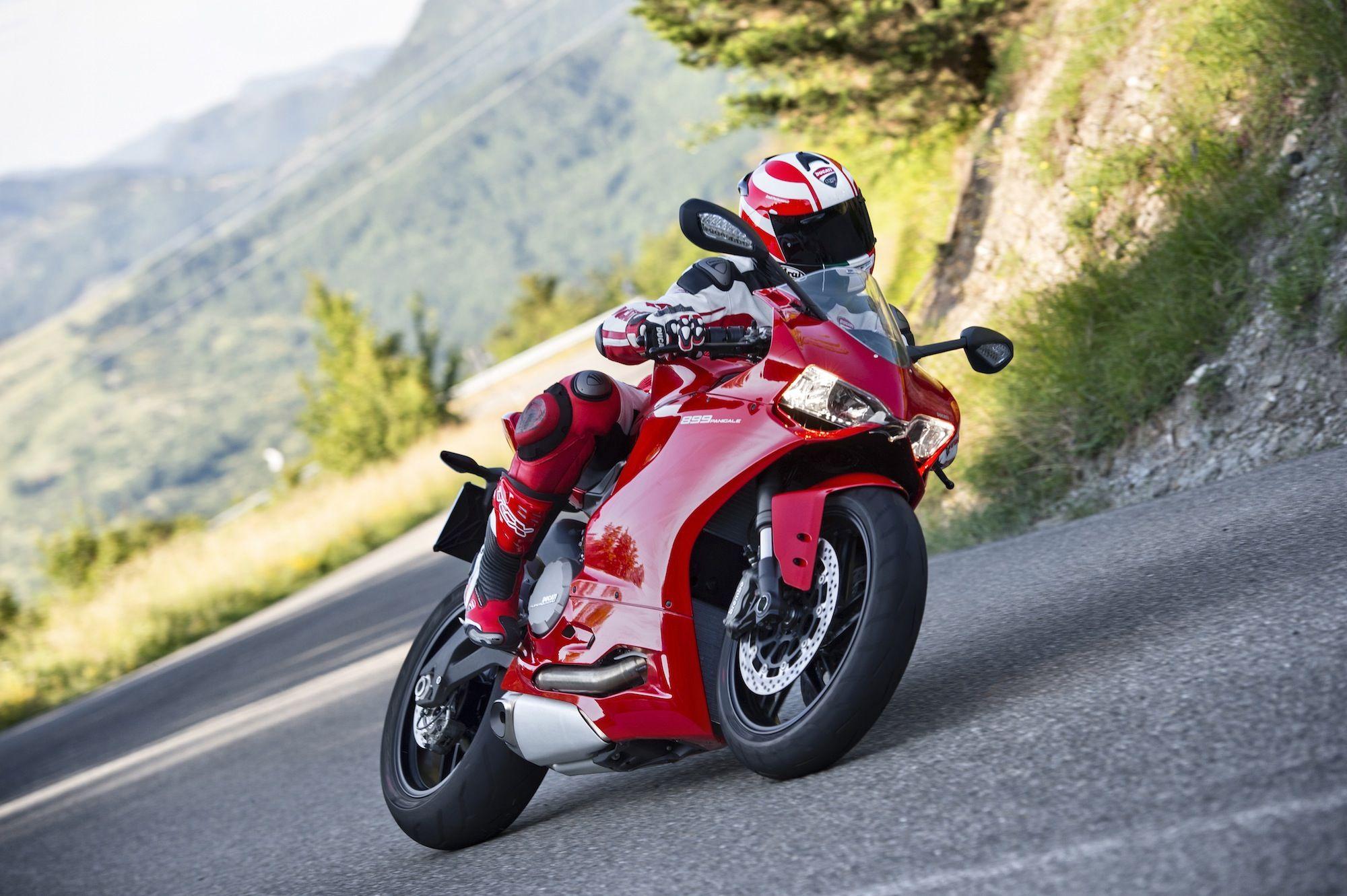 2000x1331 Ducati unveils 'supermid' Panigale