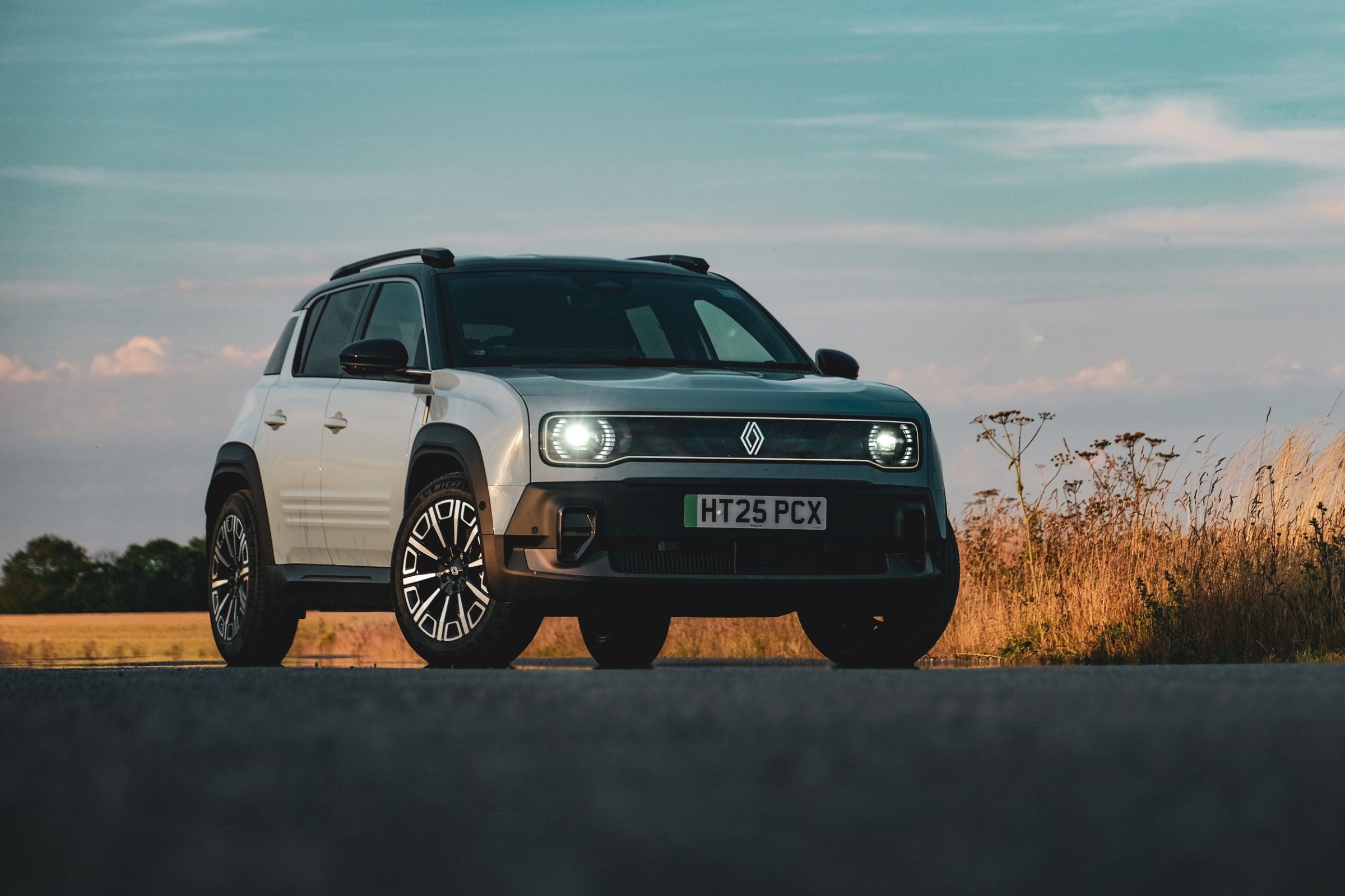 2400x1600 First Drive: Renault 4 E Tech
