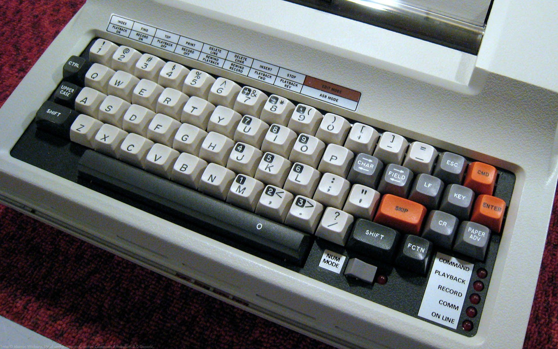 1920x1200 HD Wallpaper: Vintage Technology Keyboardx1200