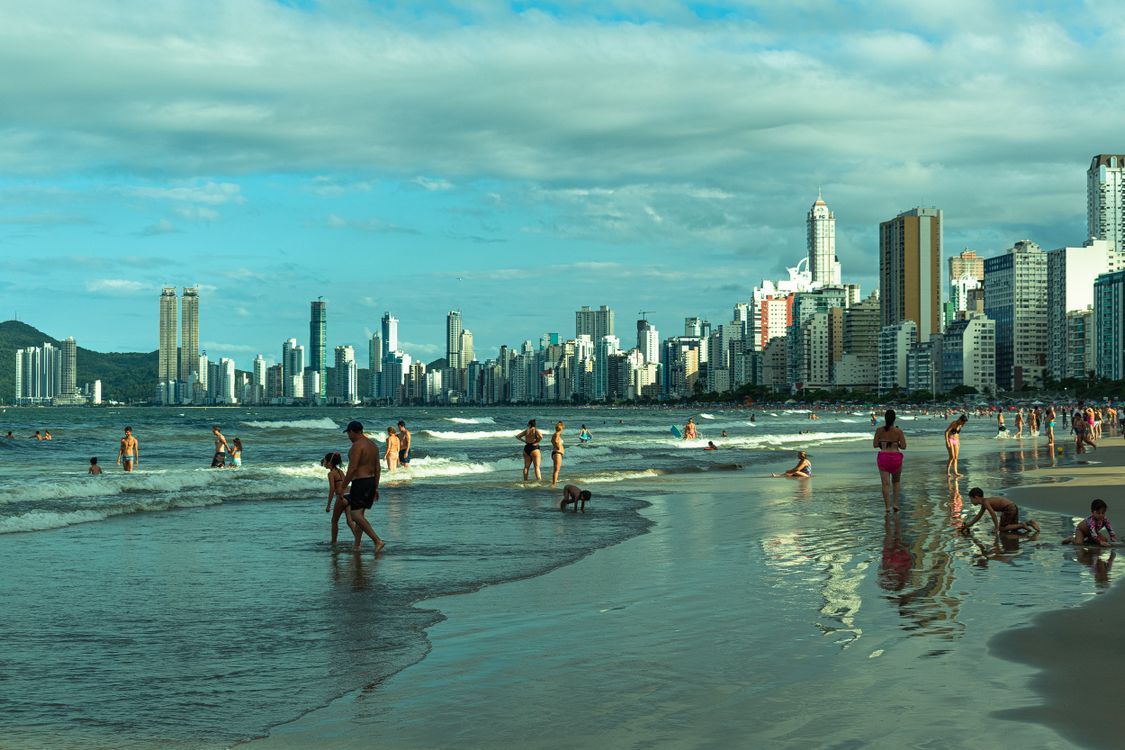1125x750 People at the Beach · Free