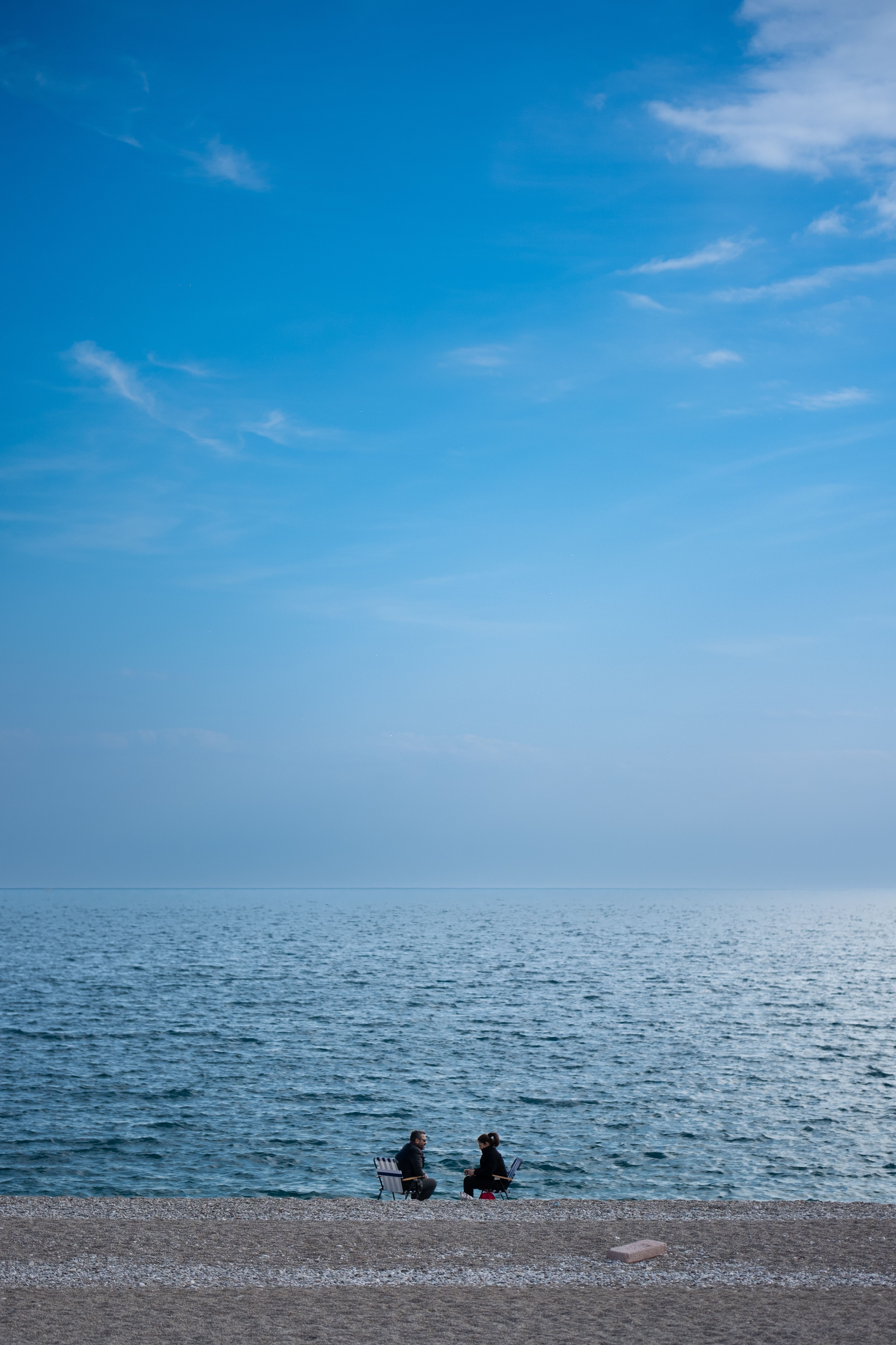 4634x6951 Peaceful Ocean View with Two People on Beach · Free
