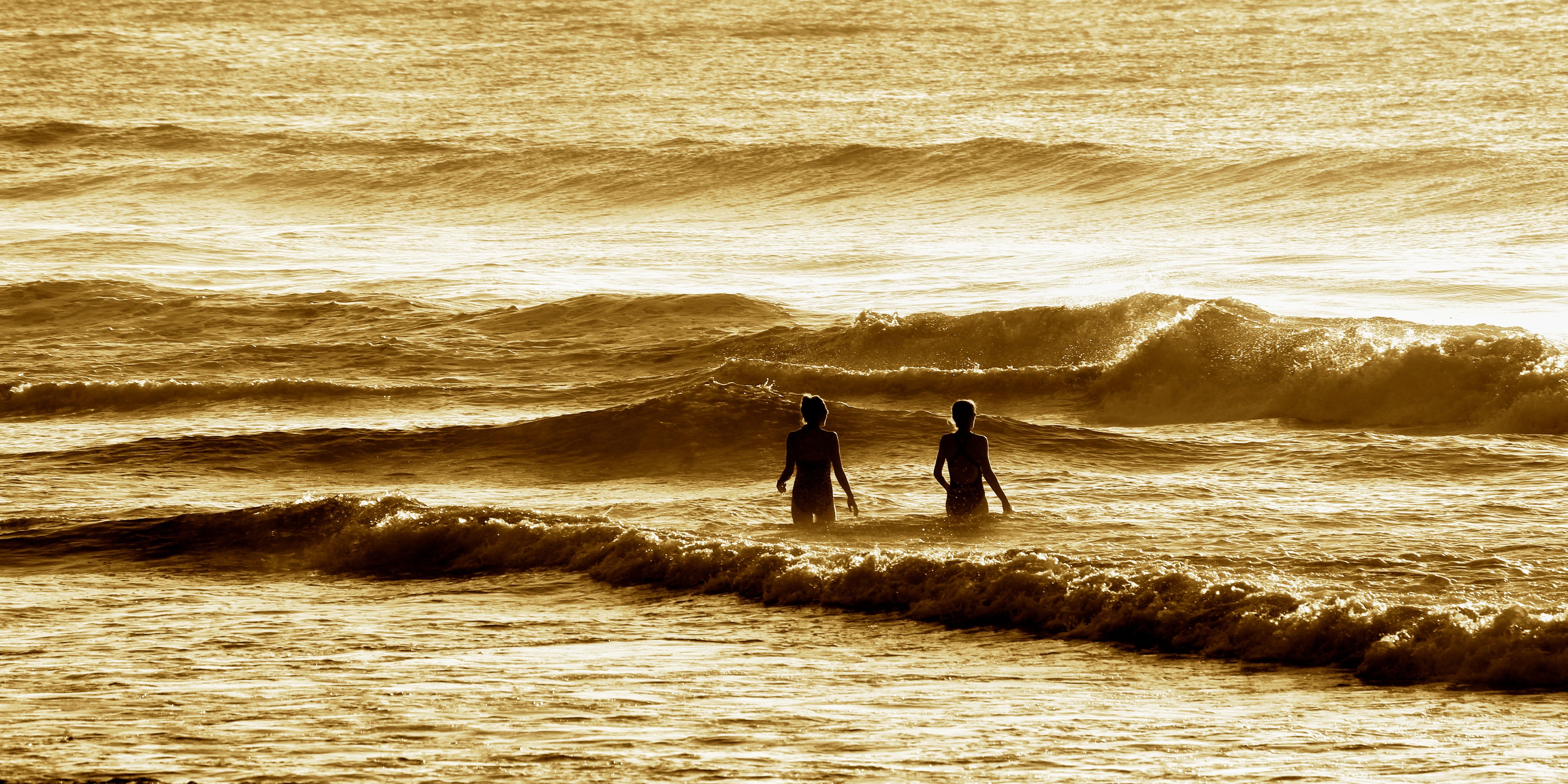 5184x2592 Ocean People Water Royalty Free Photo