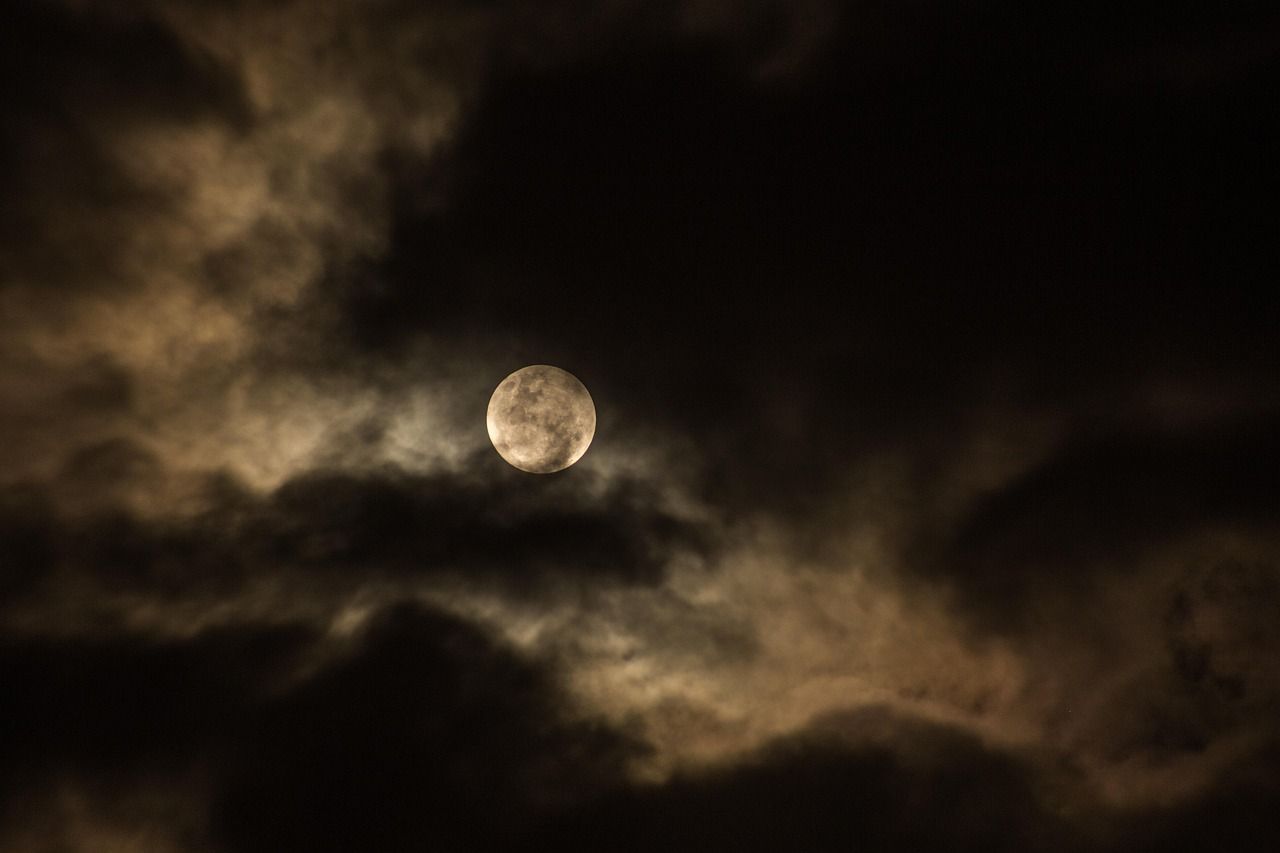1280x853 Free Cloudy Moon & Moon Image