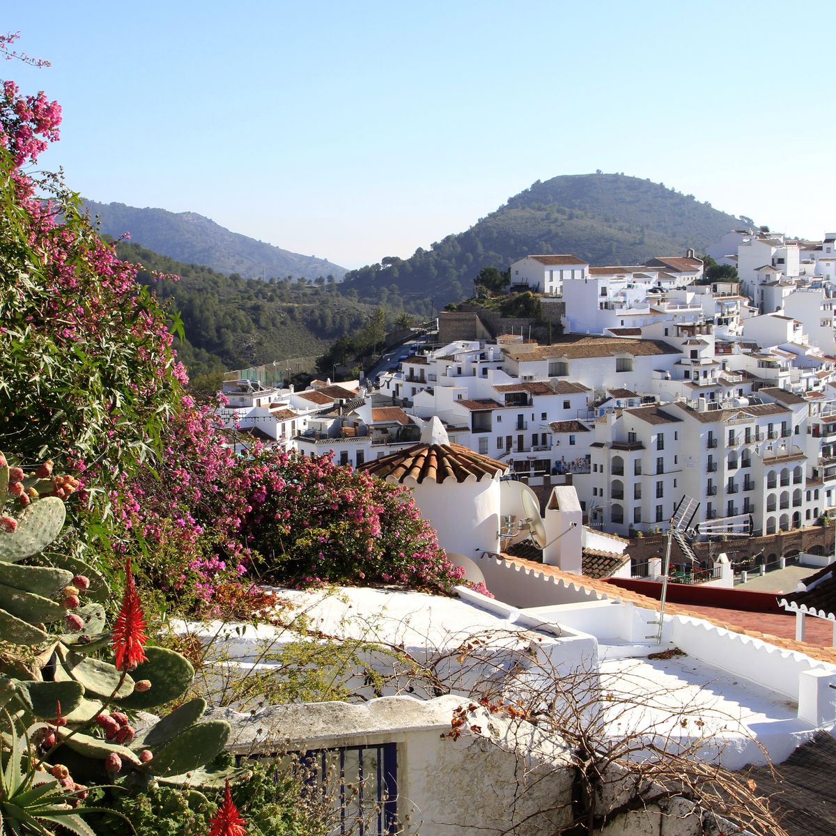 1200x1200 Pictureque White Mountainside Villages To Visit In Spain