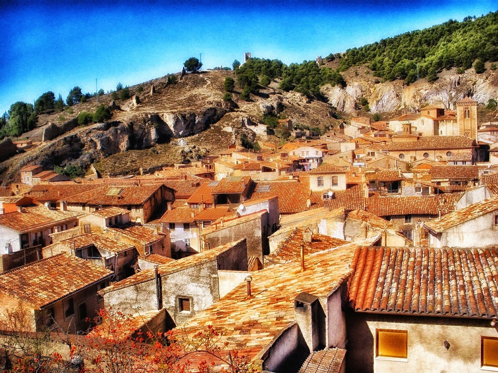 1024x768 Daroca spain town building. A view of a village with a