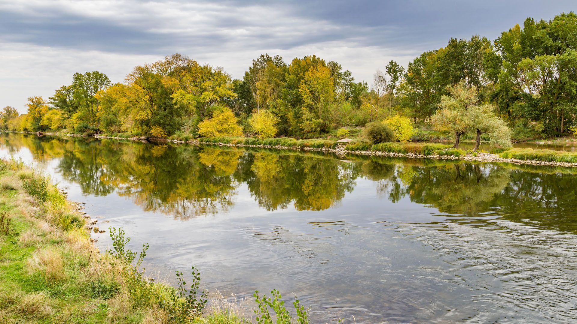 1920x1080 View of the Loire Valley in autumn colors in Orleans, France. Windows Spotlight Image