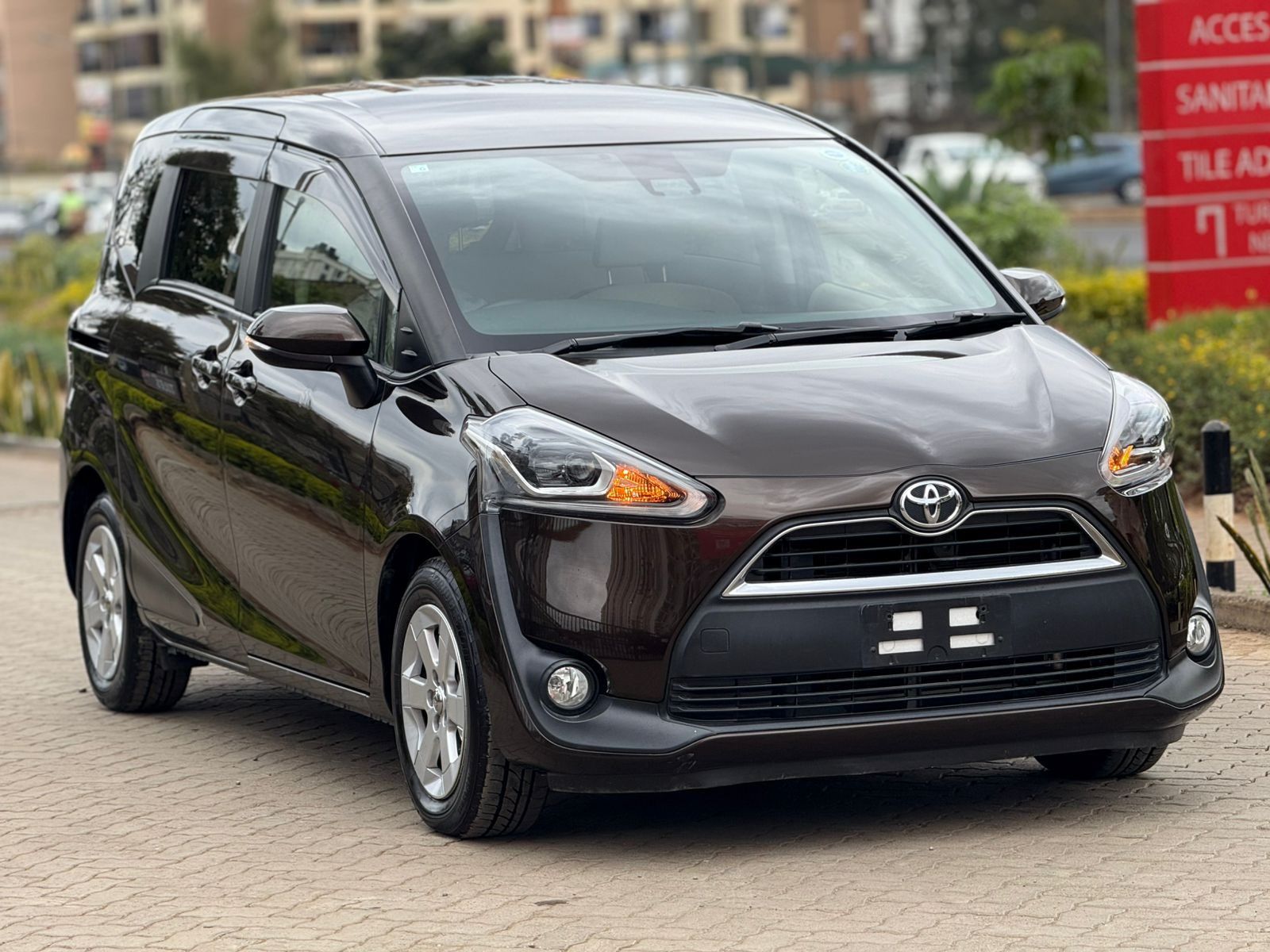 1600x1200 Toyota Sienta