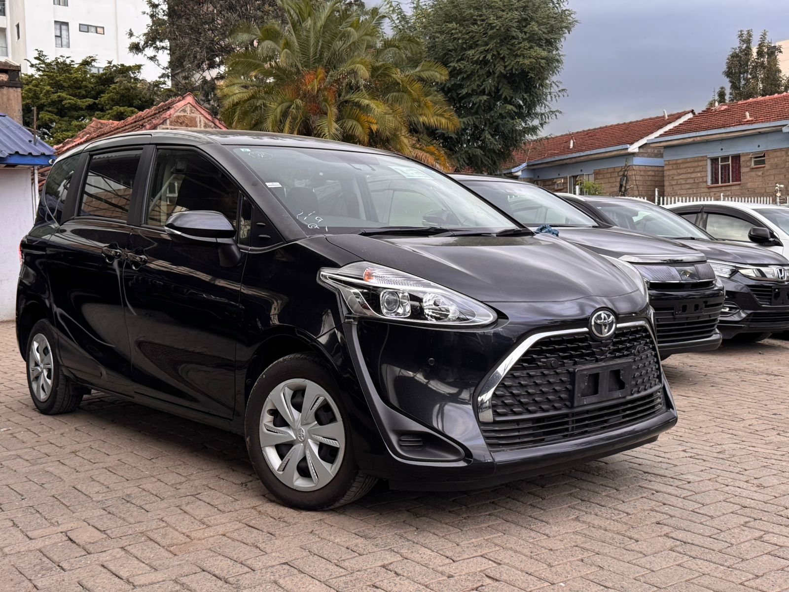 1600x1200 Toyota Sienta