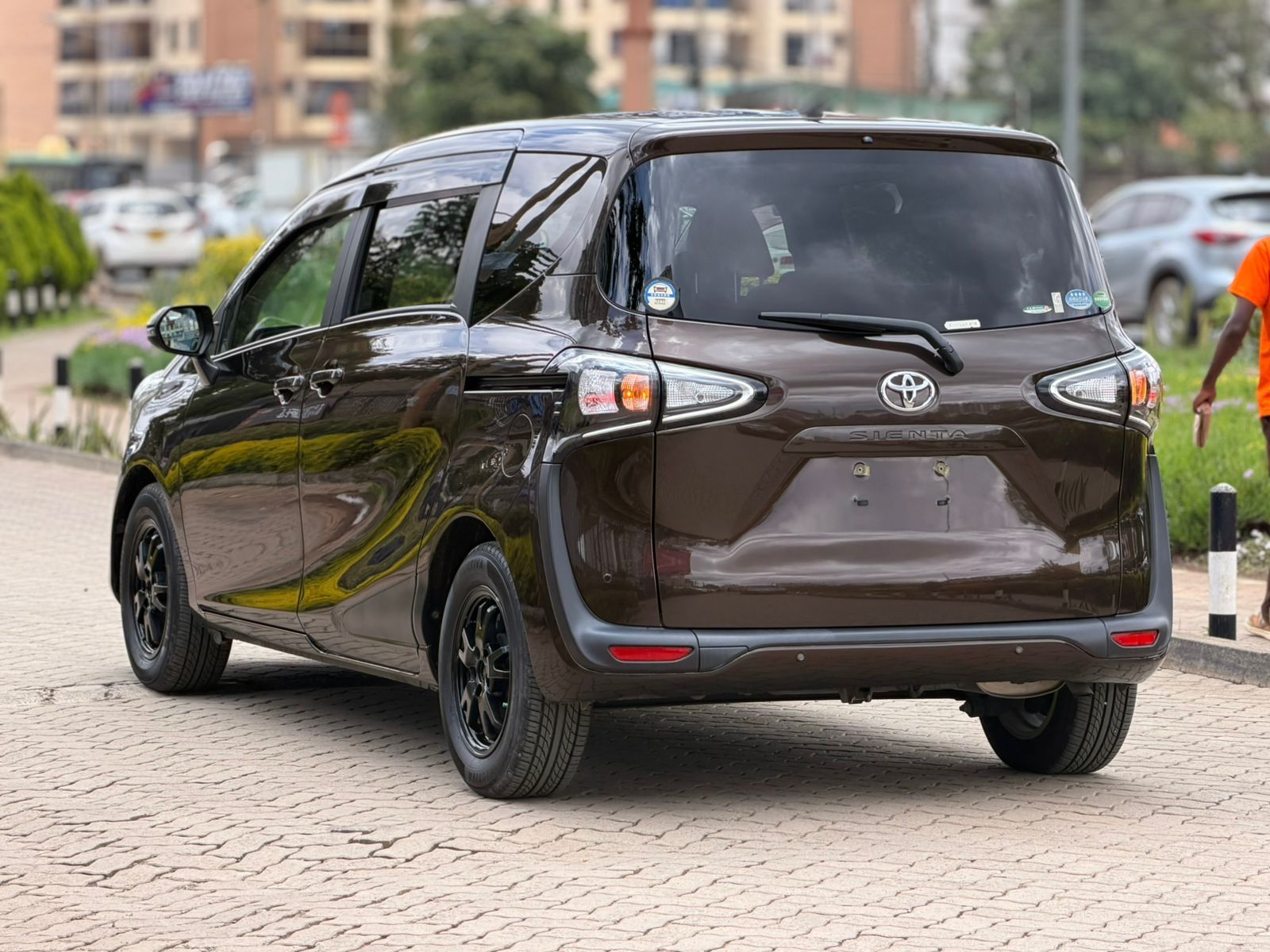 1600x1200 TOYOTA SIENTA (NEW SHAPE)