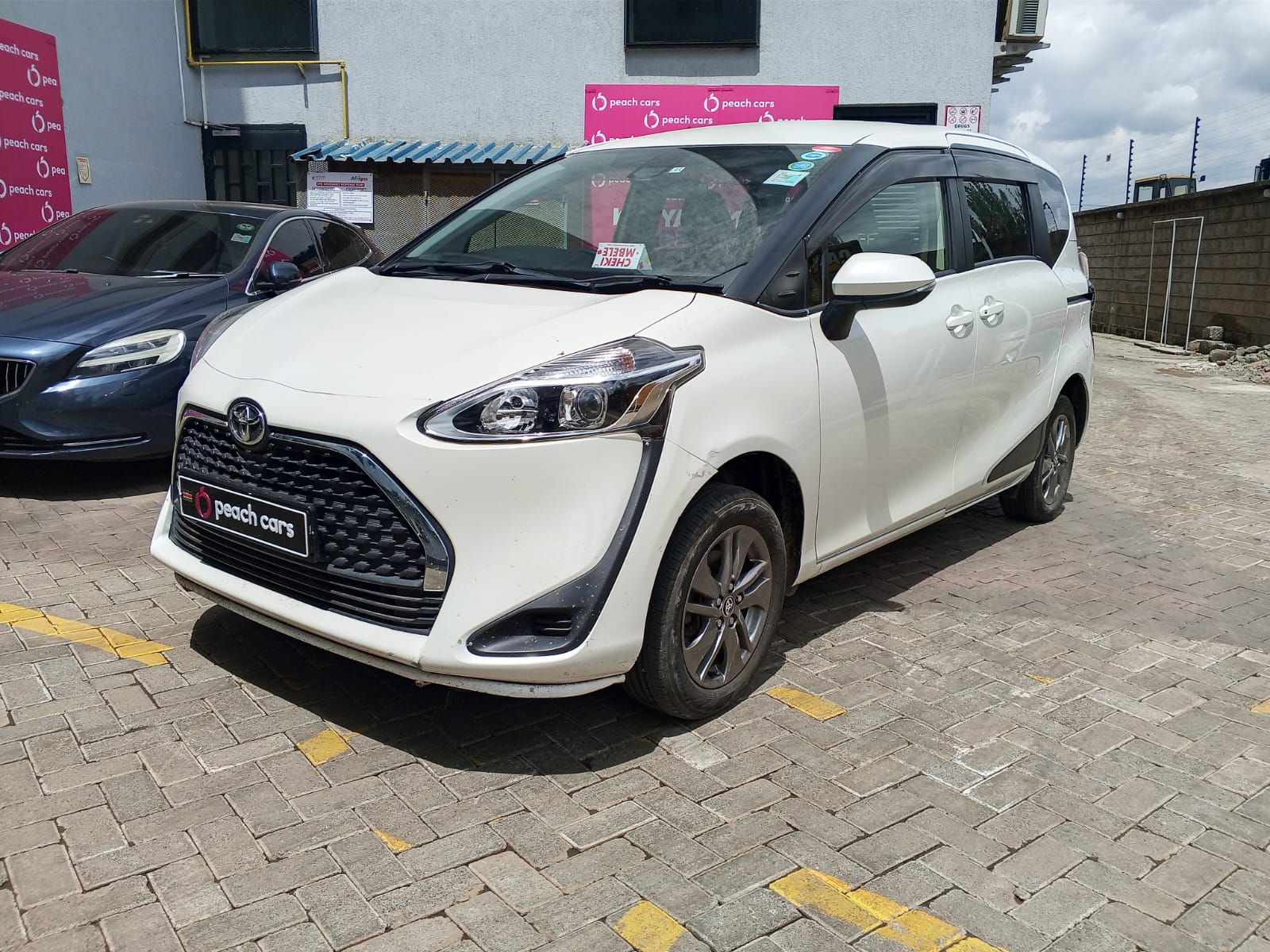 1600x1200 TOYOTA Sienta