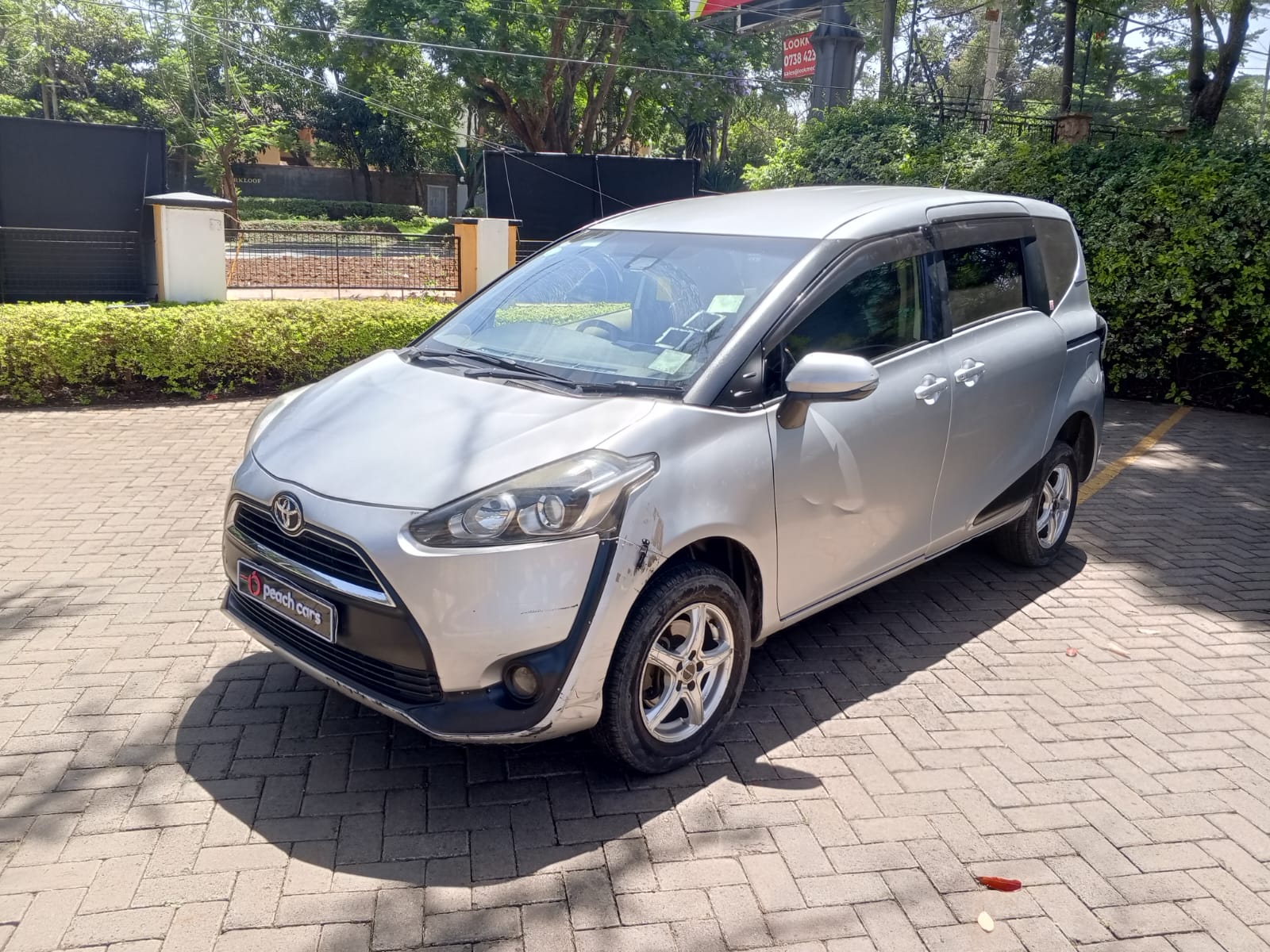 1600x1200 TOYOTA Sienta