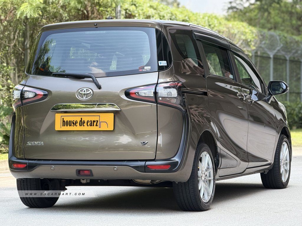 1024x768 Photos for Toyota Sienta 1.5A Elegance