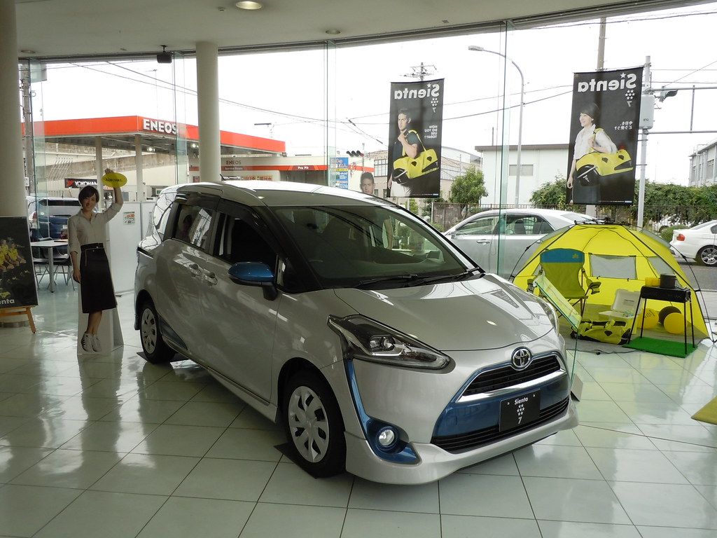 1024x768 Toyota Sienta 7 Hybrid