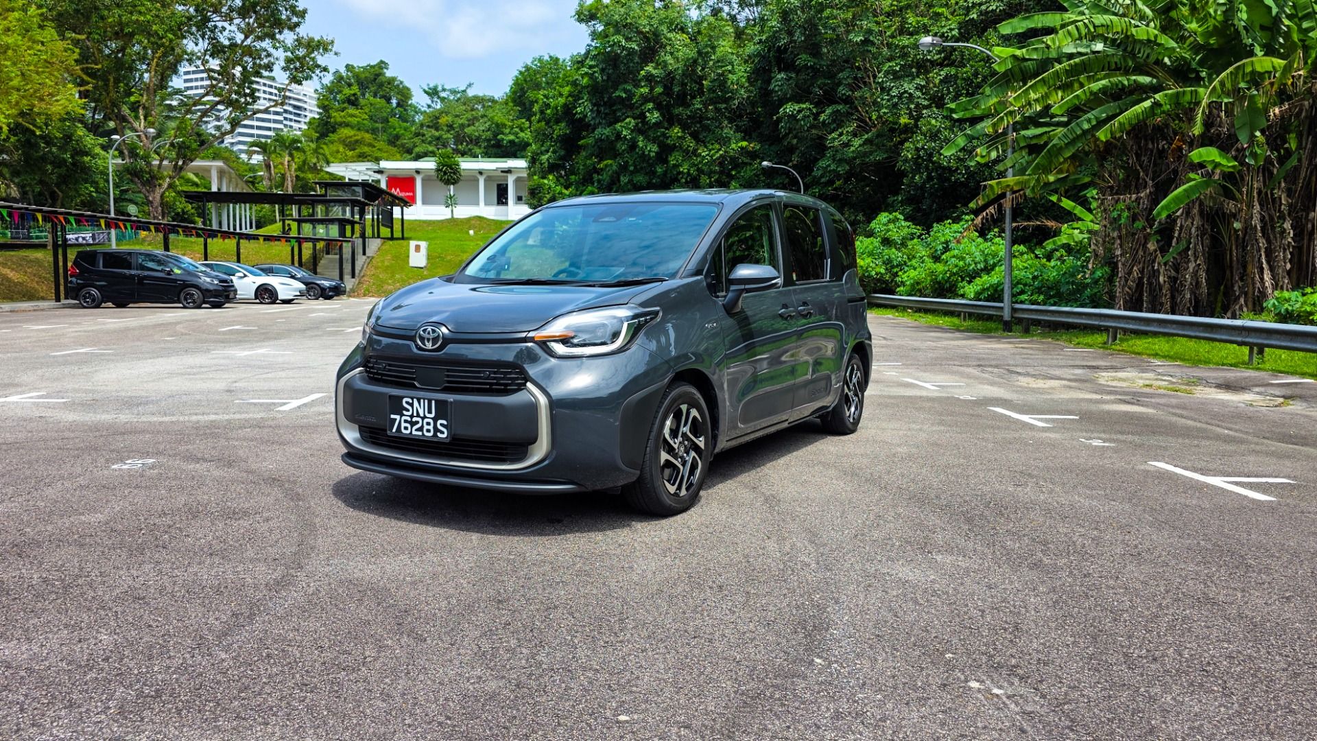 1920x1080 Toyota Sienta Hybrid Review