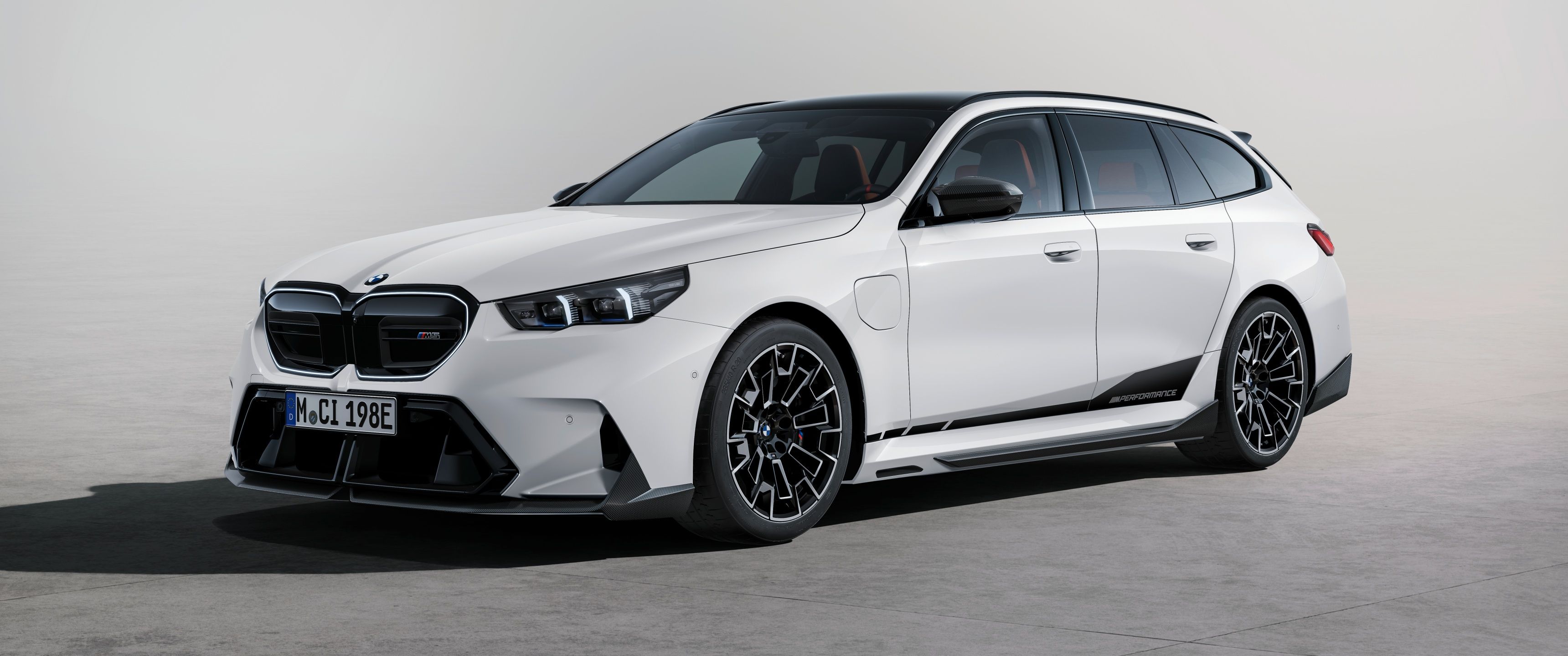 3440x1440 BMW M5 Touring M Performance Parts 2024 8K Wallpaper