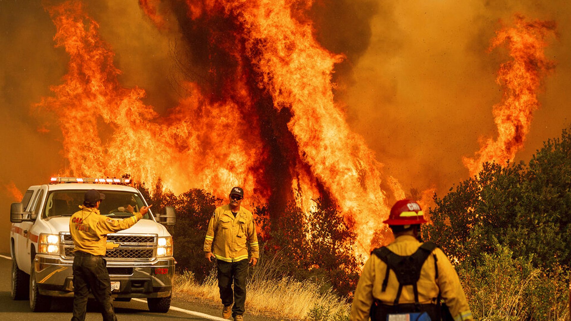 1920x1080 Big California wildfires burn on as death toll reaches 7