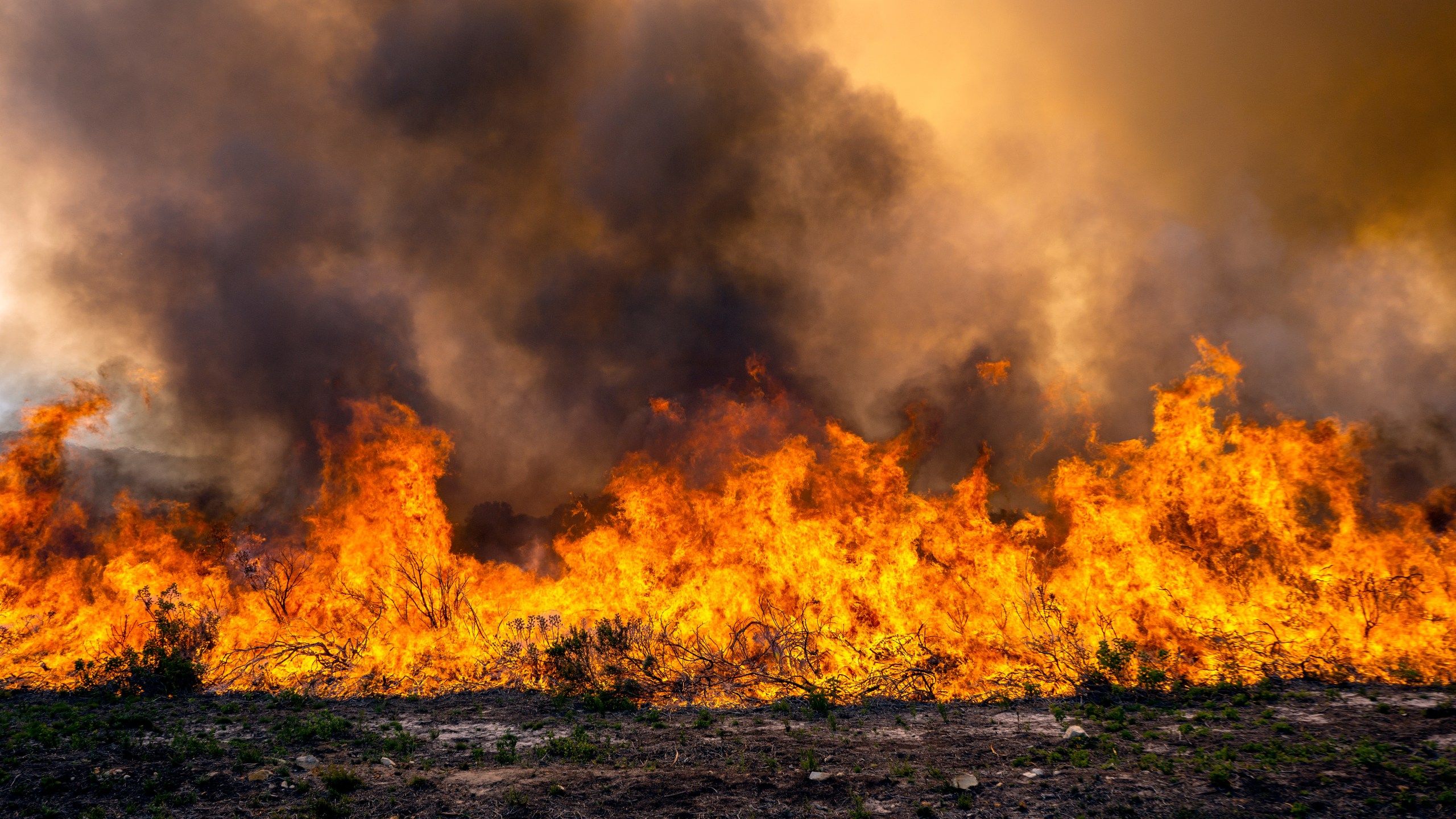 2560x1440 Big Tank fire burns east of Las Vegas in San Miguel County
