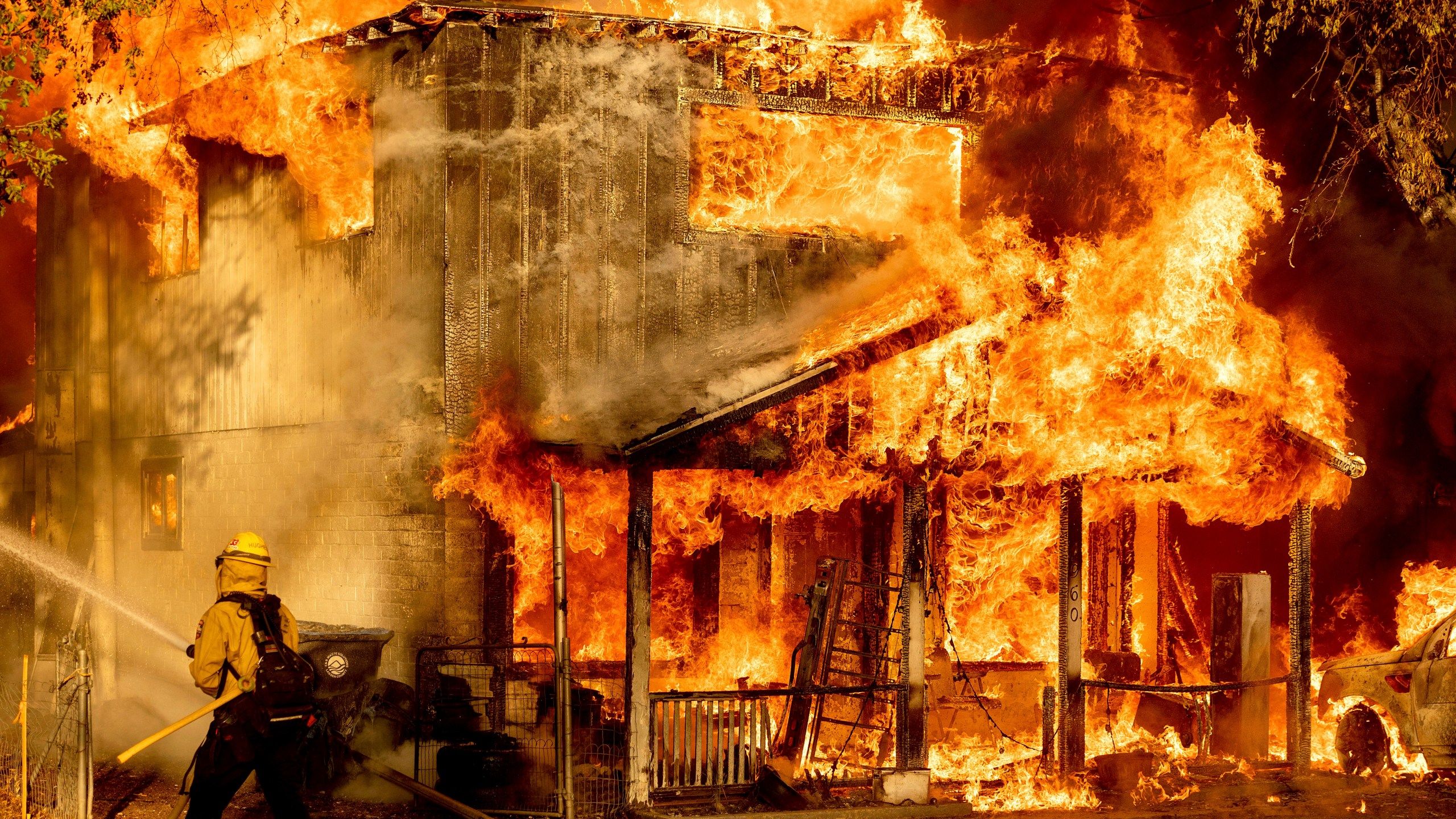 2560x1440 Firefighters make progress against big fires in US West