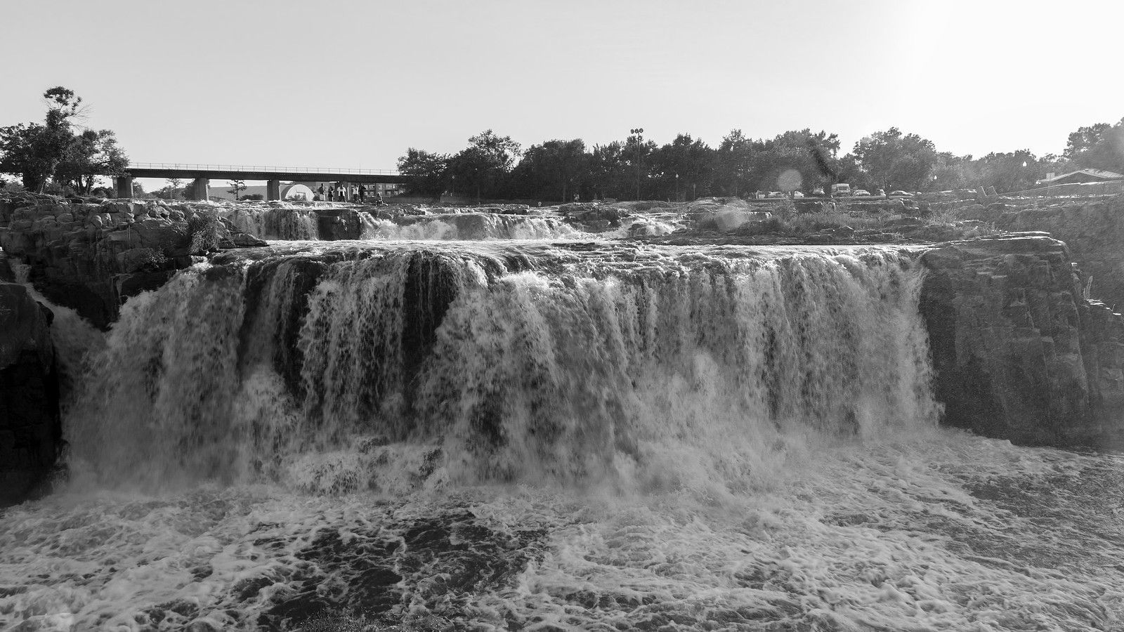 1600x900 Sioux Falls. Late afternoon falls, lots of water spray