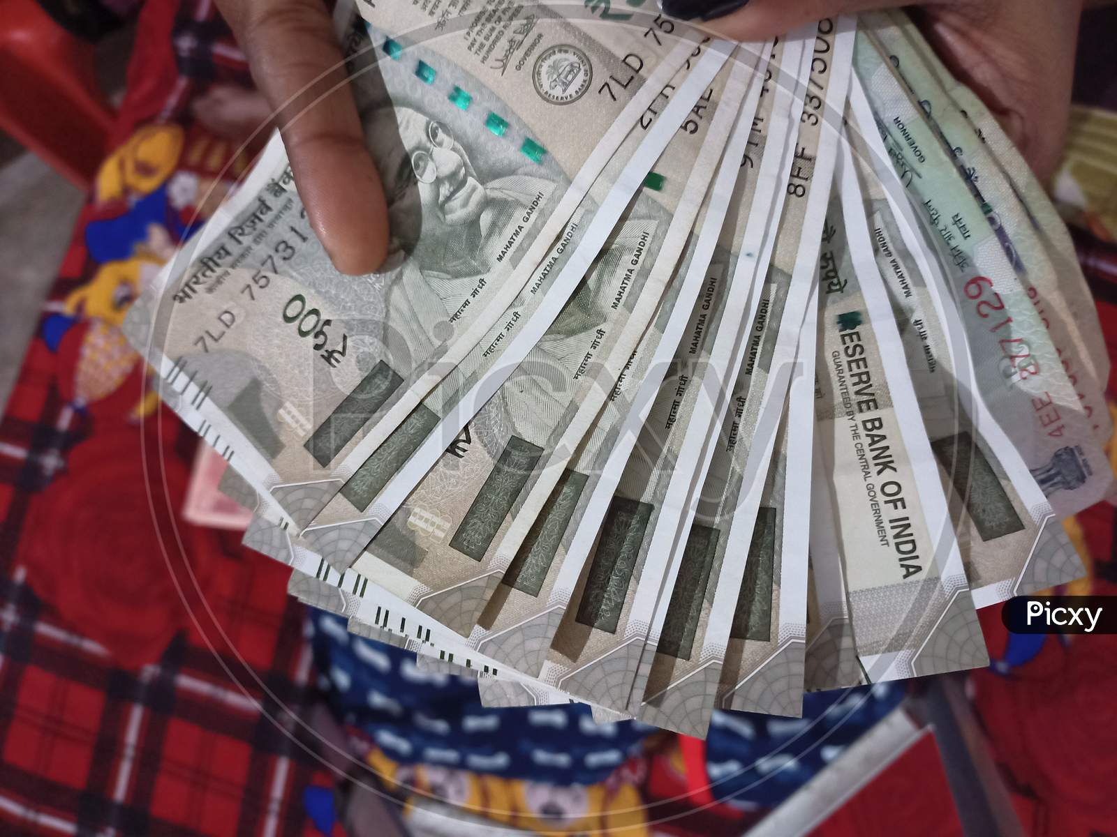 1600x1200 Image Of Counting Money KZ076239 Picxy