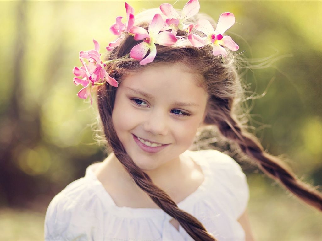 1024x768 Wallpaper Smile little girl, flower wreath 2560x1600 Picture, Image