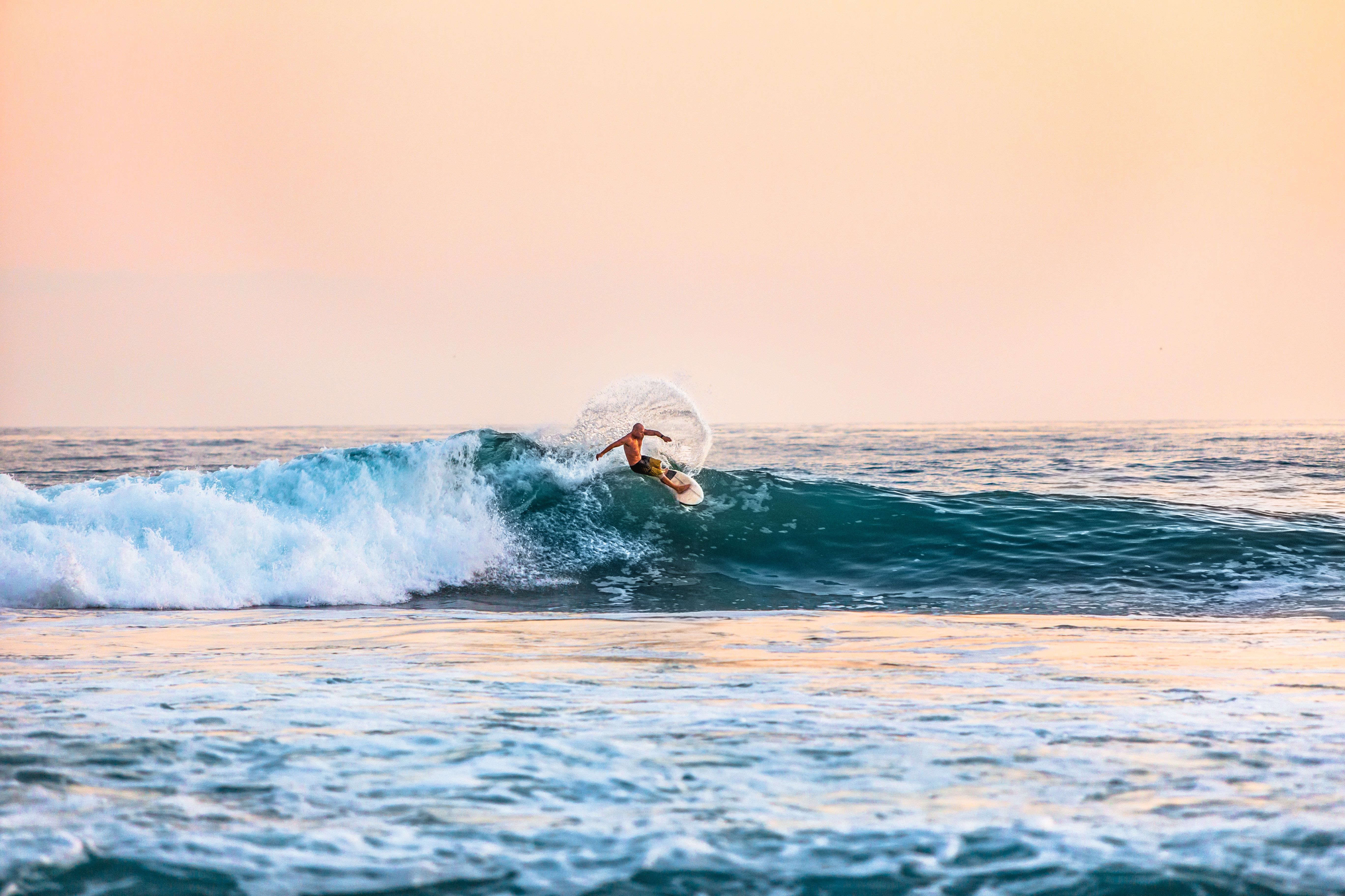 5472x3648 Surfer Summer Wallpaper