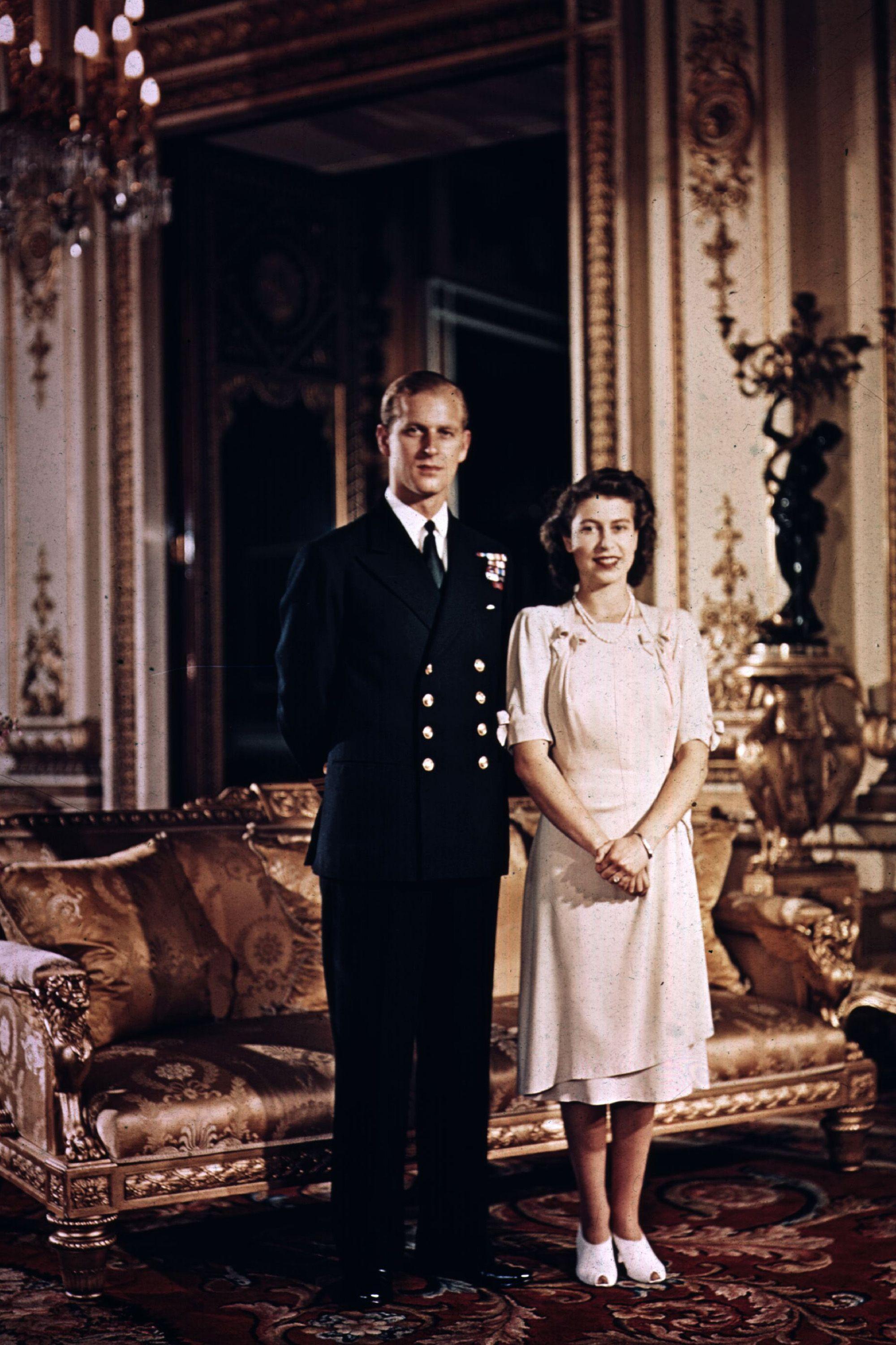 2000x3000 The Royalty Family Wallpaper