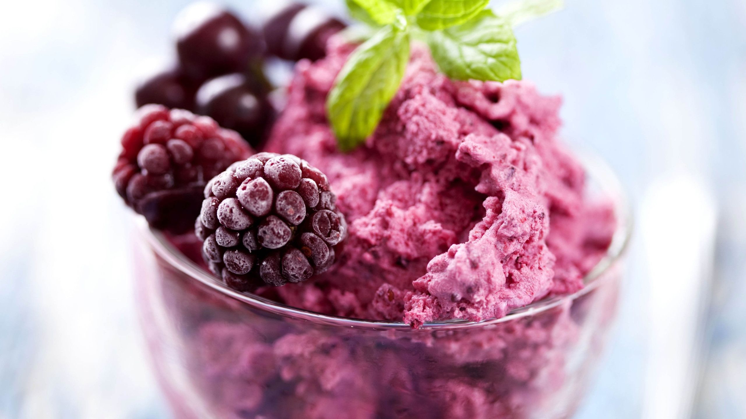 2560x1440 Ice Cream Berry Cup Wallpaper