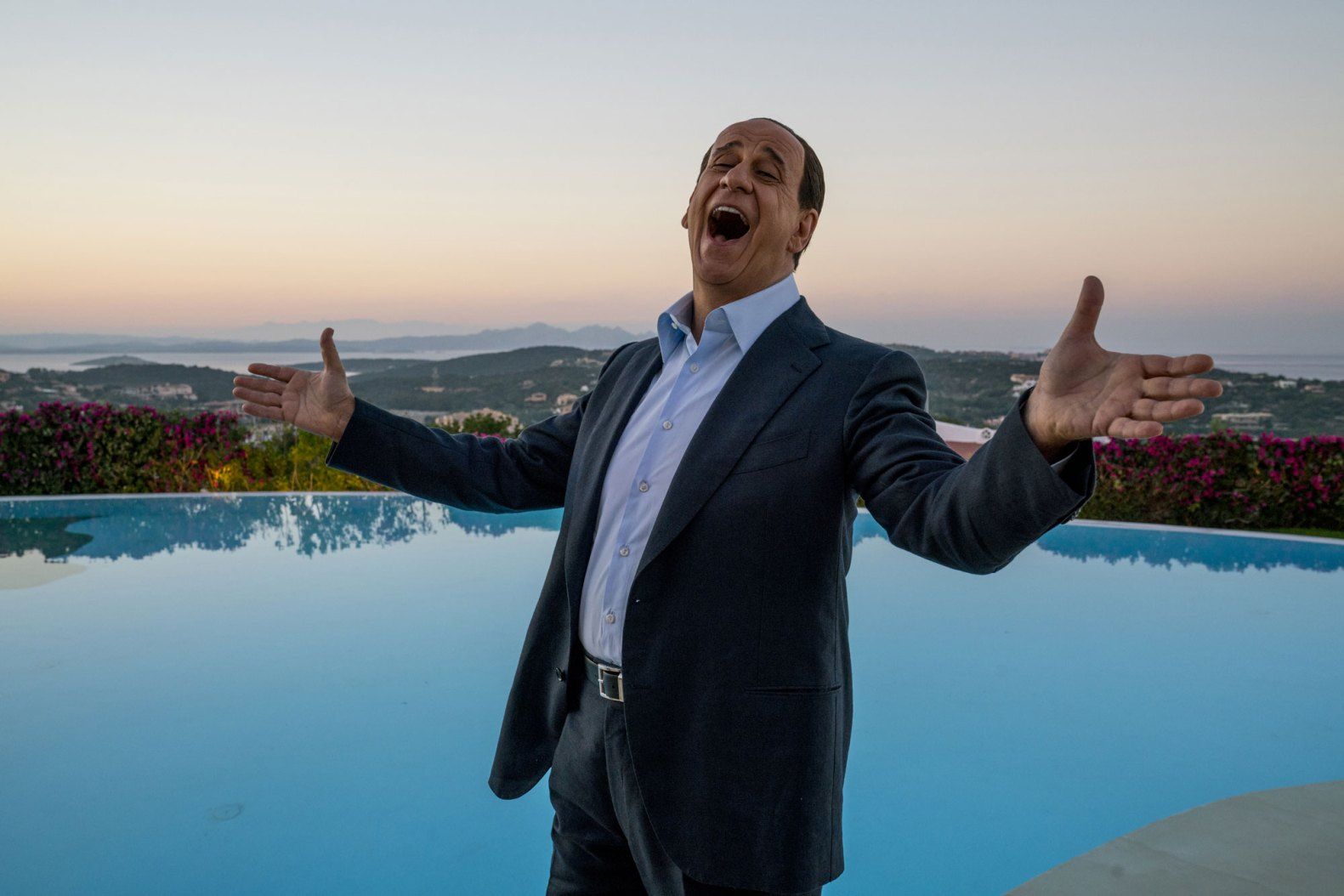 1581x1054 Loro' Movie Review: Political Debauchery, Italian Style
