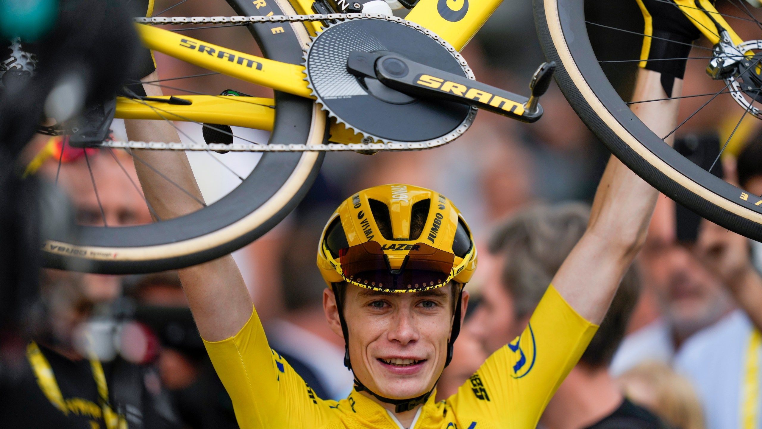 2560x1440 Danish rider Jonas Vingegaard wins the Tour de France for 2nd straight year