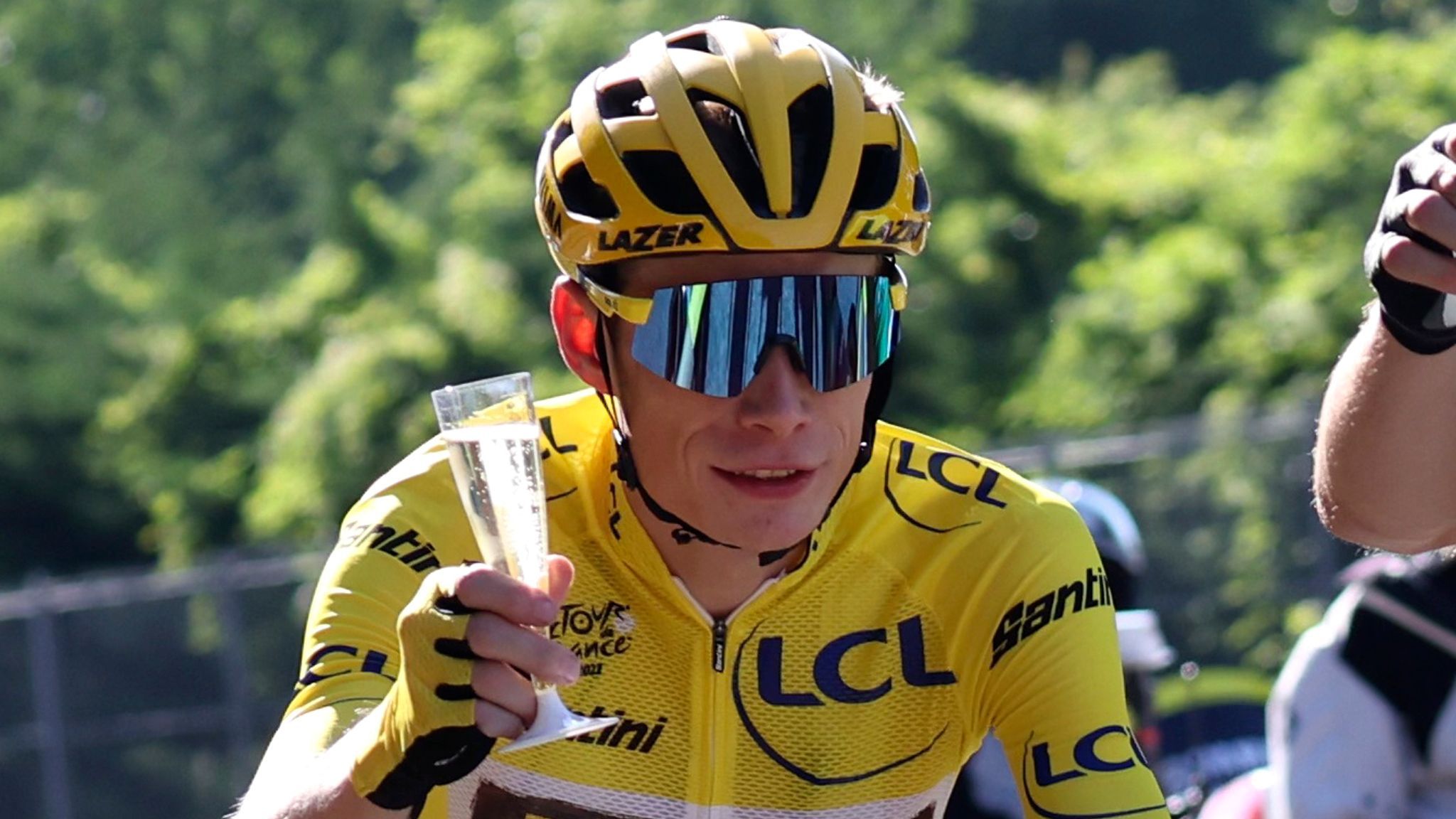 2048x1152 Tour de France: Jonas Vingegaard wins Tour for first time in his career as Britain's Geraint Thomas finishes third