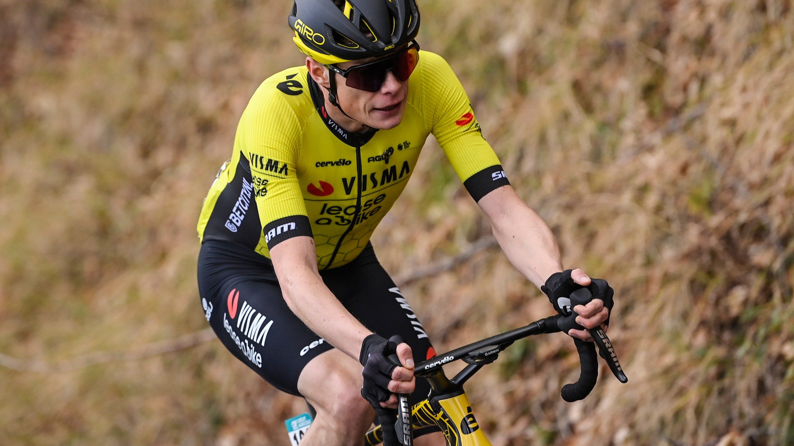 2560x1440 Vingegaard has collapsed lung after crash in Basque Country race. Tour de France defense is in doubt
