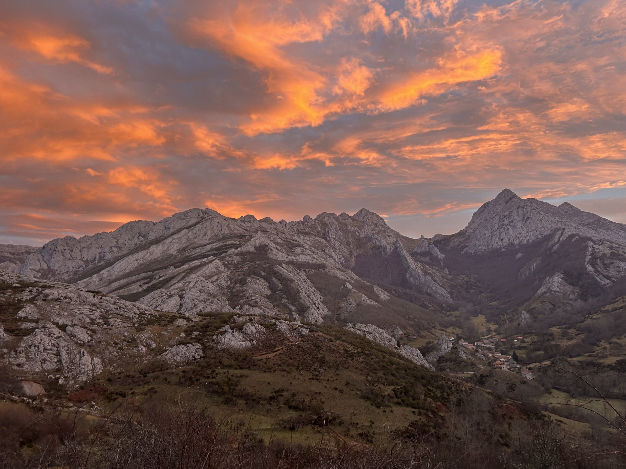 2560x1920 Picos de Europa, A Wildlife Paradise