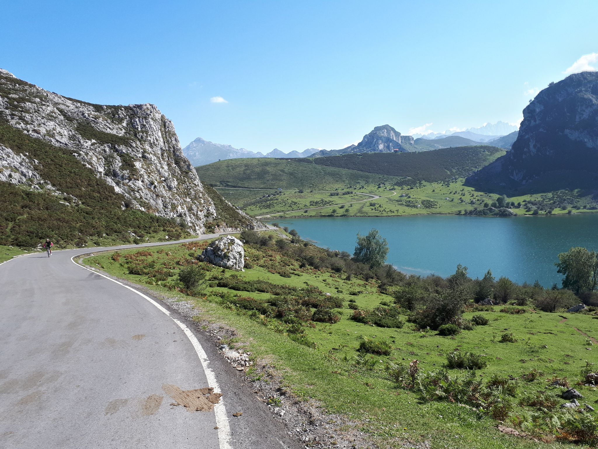 2048x1536 Lakes in Picos De Europa