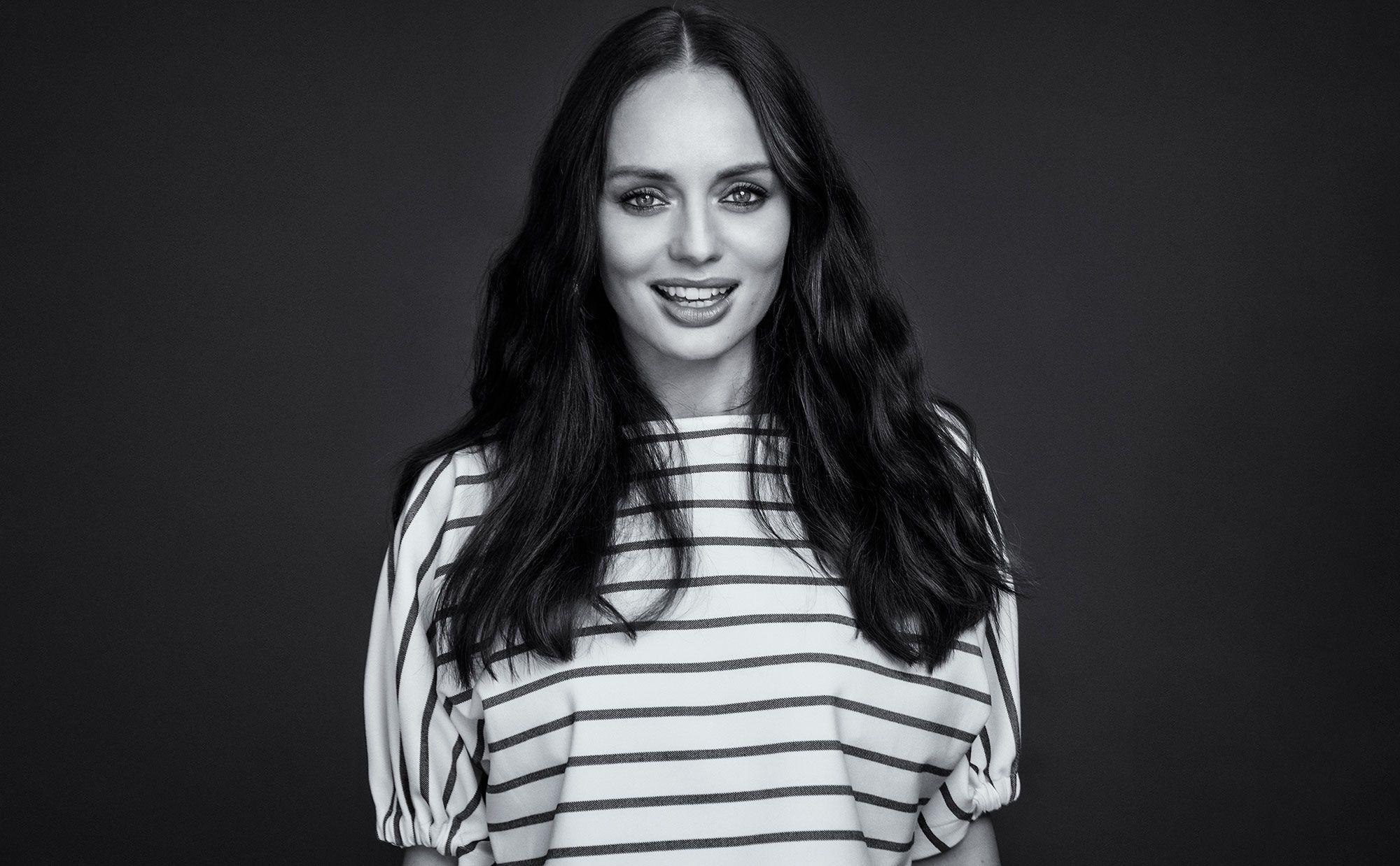 2000x1238 Laura Haddock Wallpaper