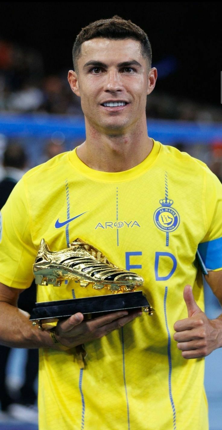 736x1424 Cristiano Ronaldo With First Al Nassr Trophy Wallpaper HD. Ronaldo Kit, Ronaldo Real Madrid Champions League, Ronaldo Alnassr Fc