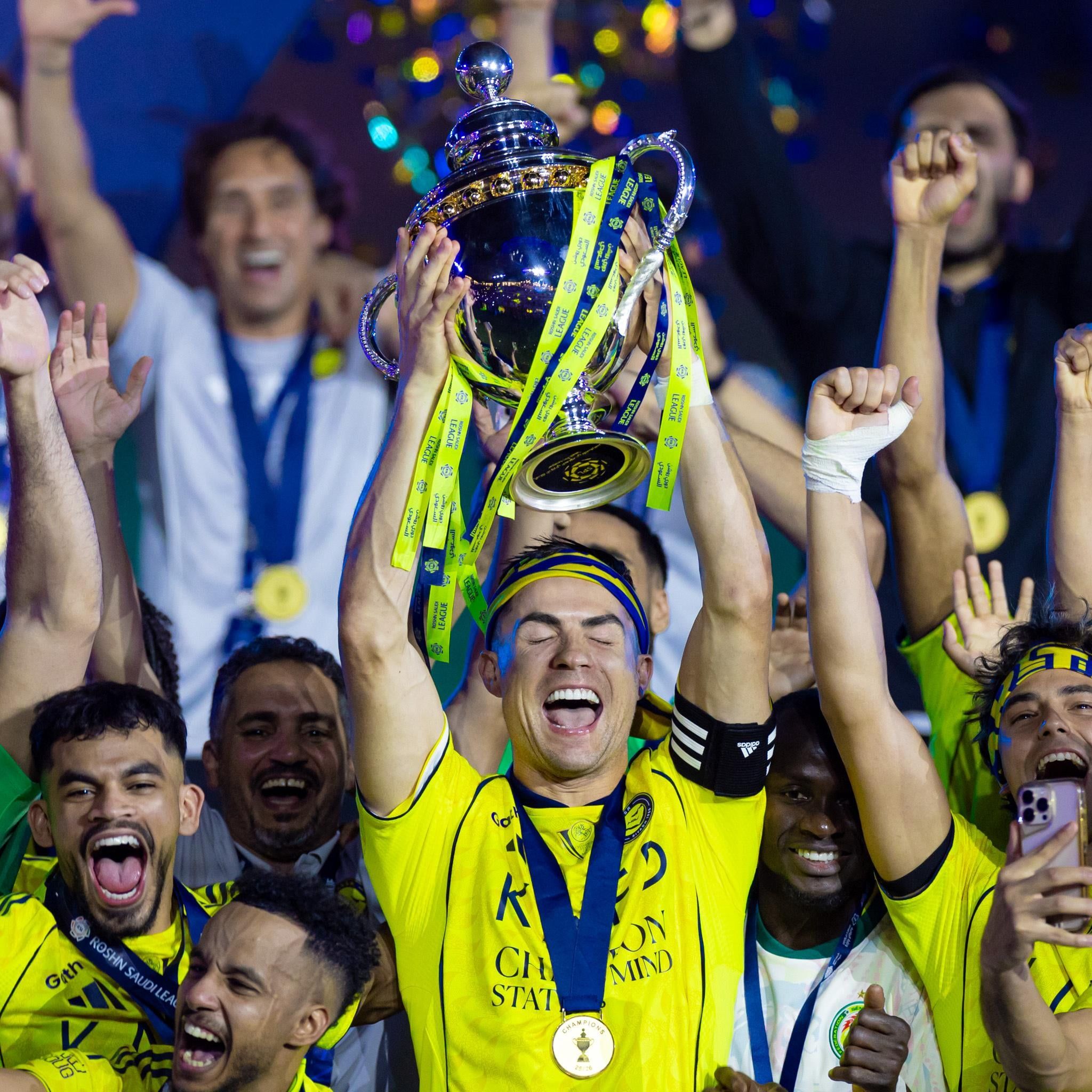 2048x2048 Anyone have a good photo of al nassr lifting the spl with ronaldo in it?(need for wallpaper)