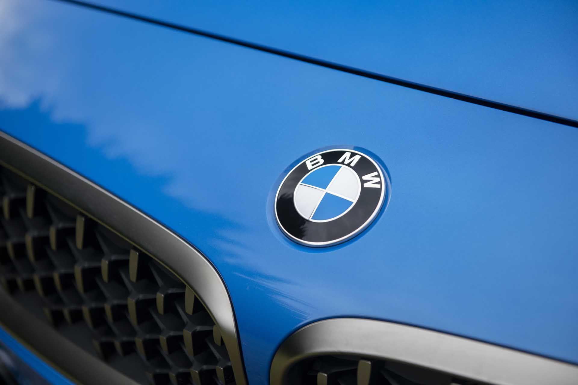 1920x1280 BMW Z4 M40i Roadster (Color: Misano Blue Metallic) Badge