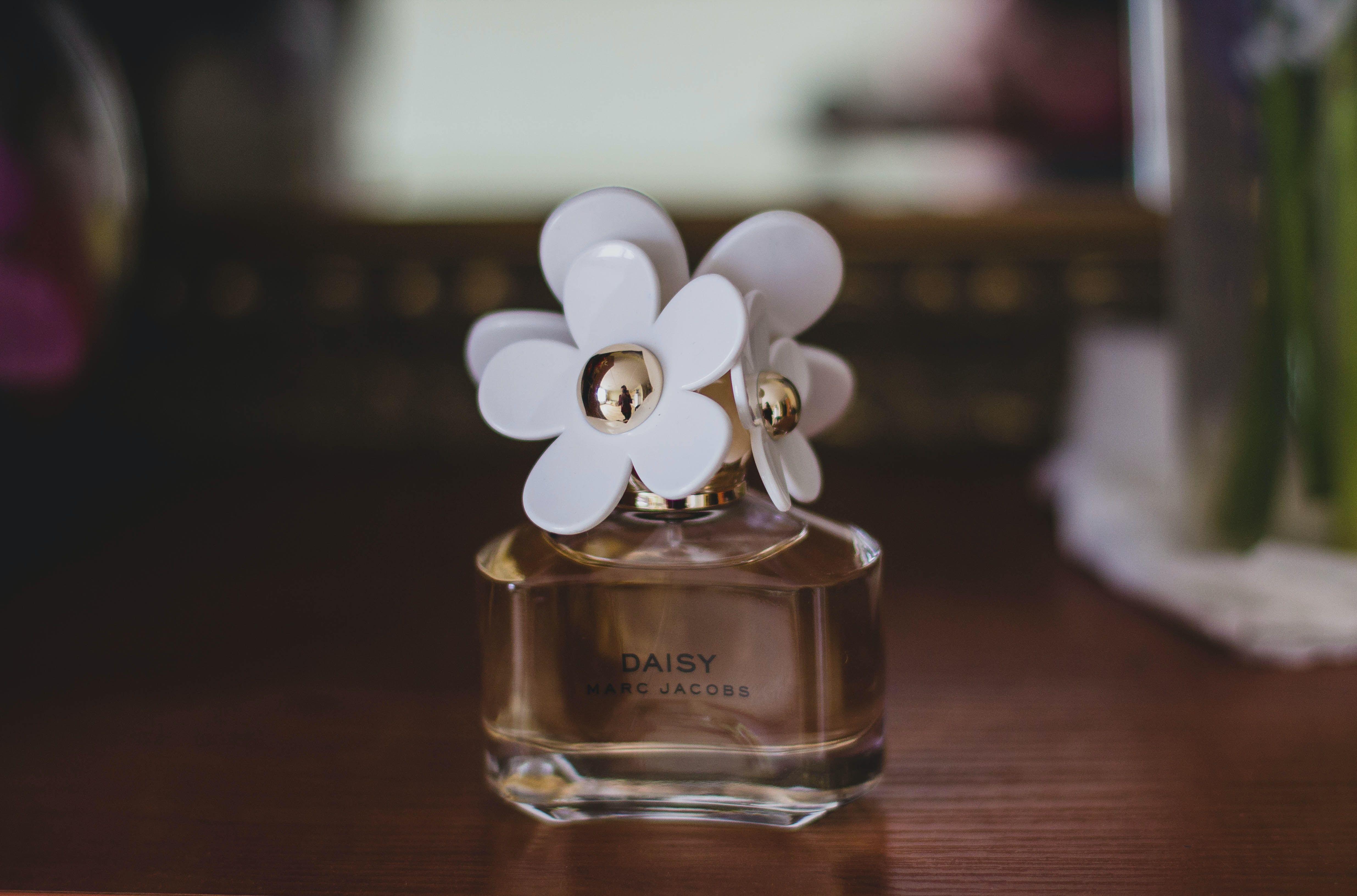 4941x3262 Marc Jacobs Daisy Fragrance Bottle · Free