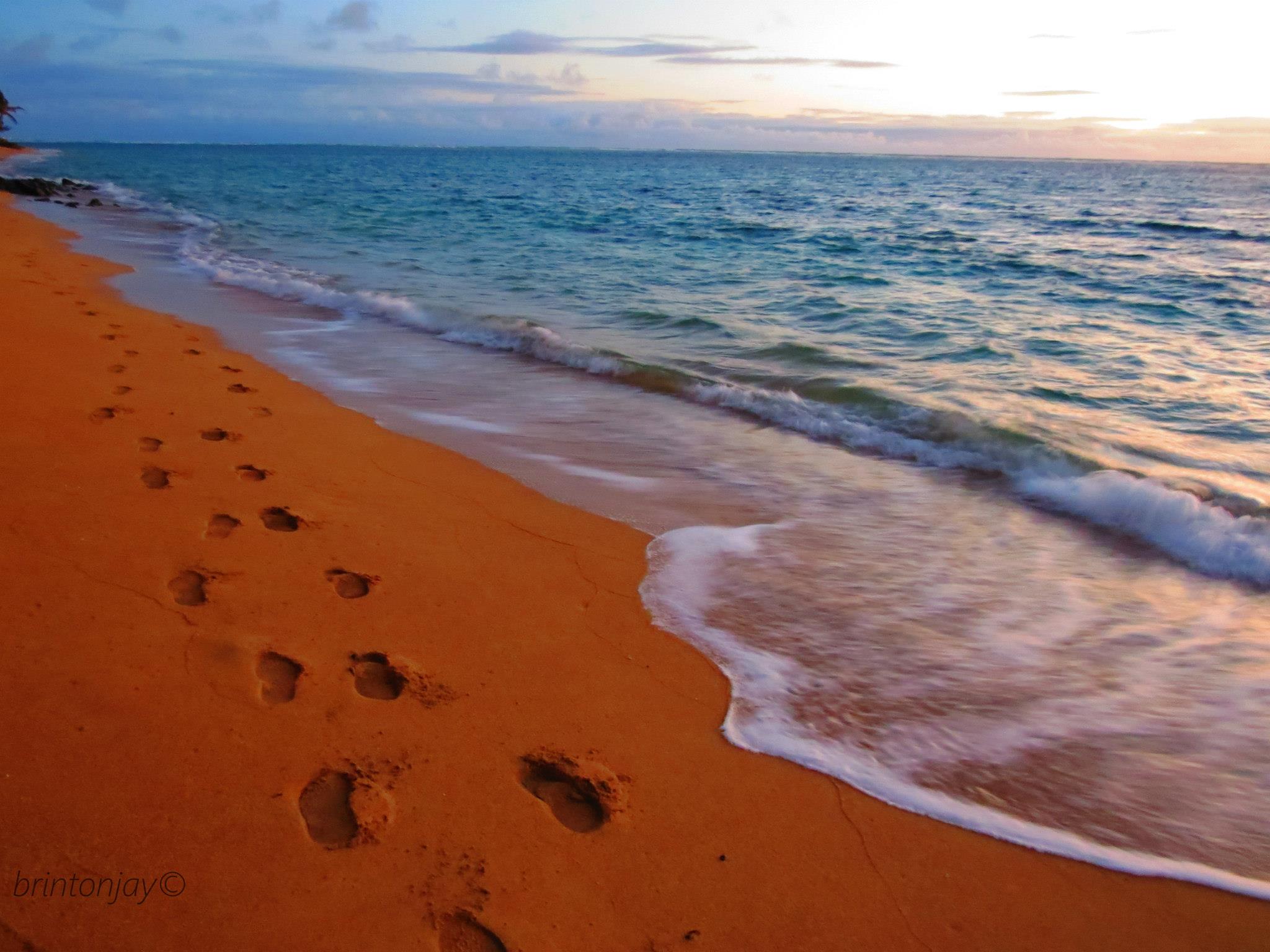 2048x1536 Footprints In The Sand Wallpaper