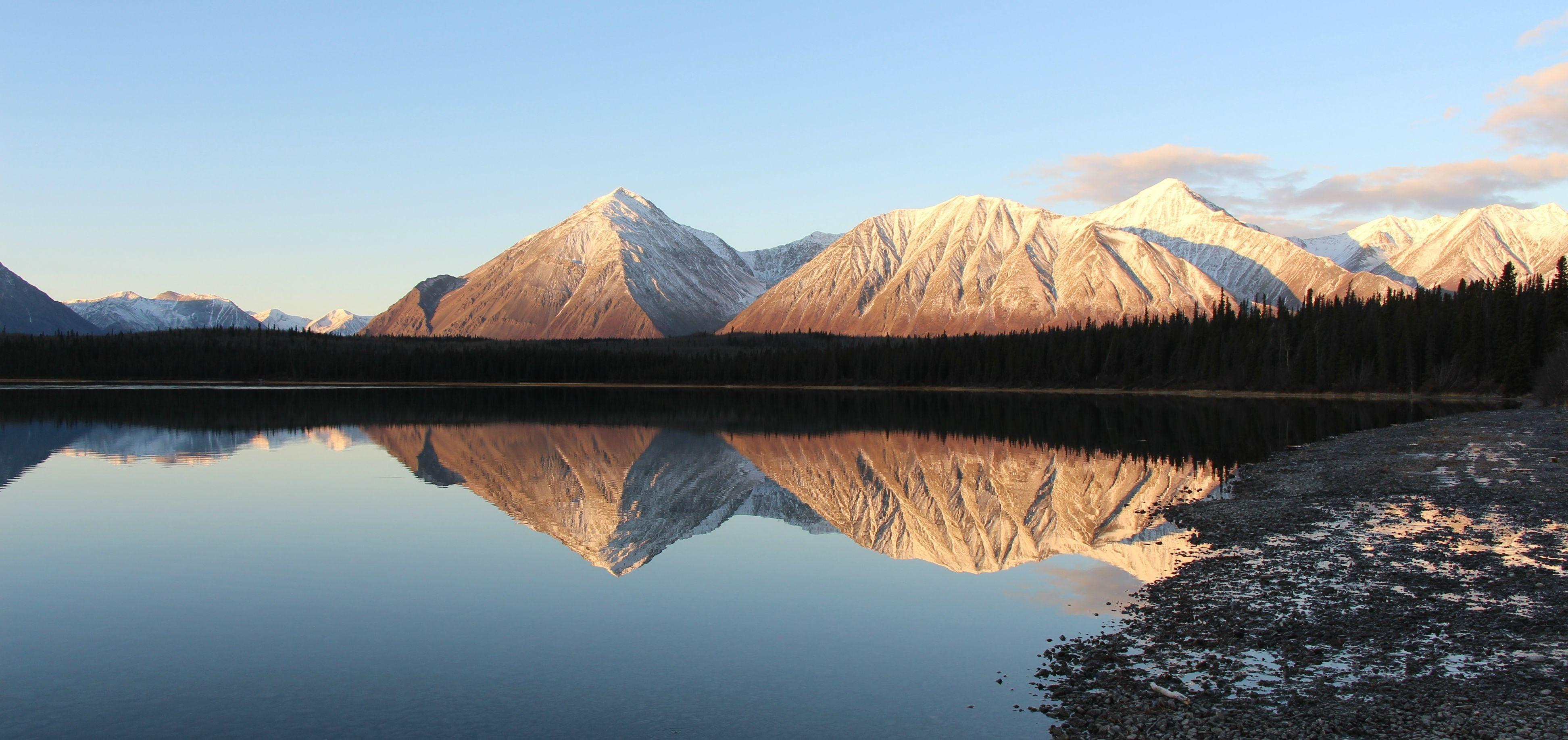 Một bức ảnh nền Yukon sẽ giúp bạn tạo dựng không gian làm việc hoàn hảo với những phong cảnh độc đáo, mang tới cảm giác thư thái để bạn có thể tập trung làm việc tốt hơn.