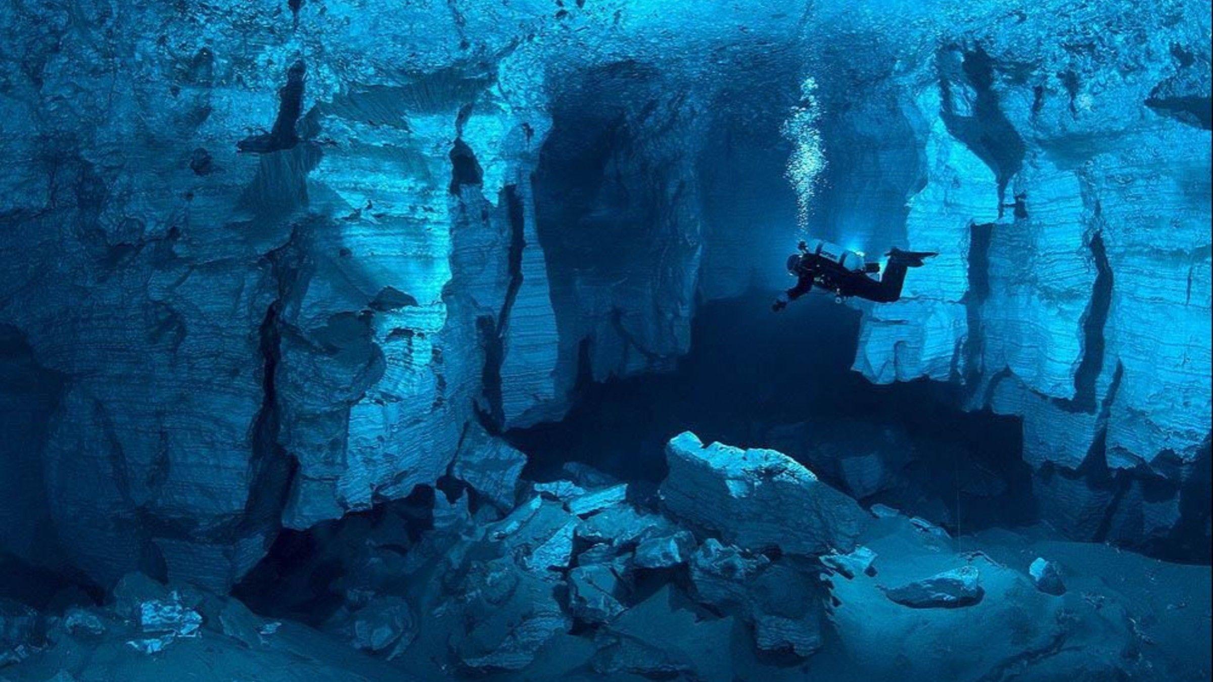 2400x1350 Underwater Desktop Wallpaper Wallpaper Download Resolution