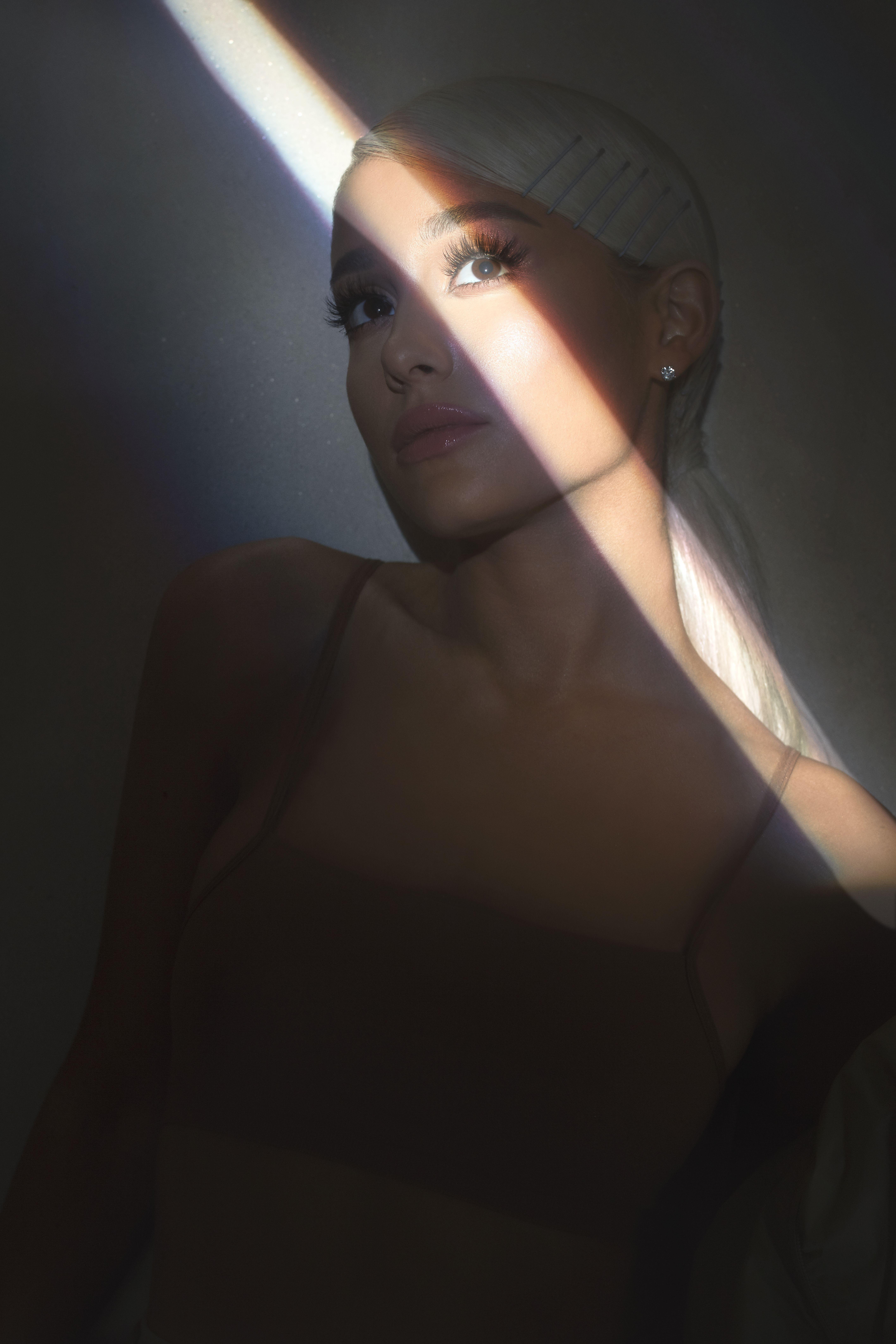 5663x8495 Ariana grande