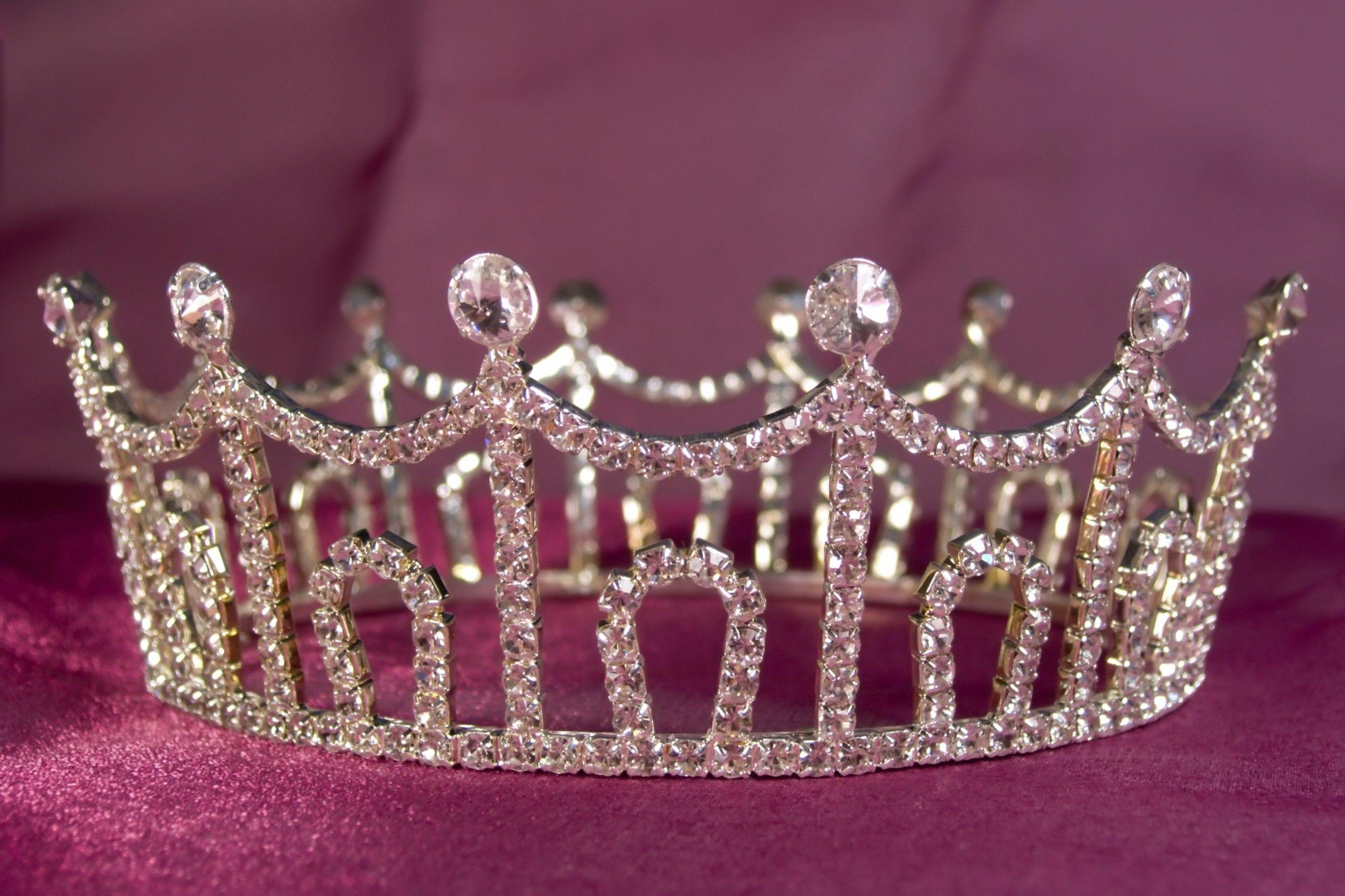 2592x1728 Princess Crown Wallpaper