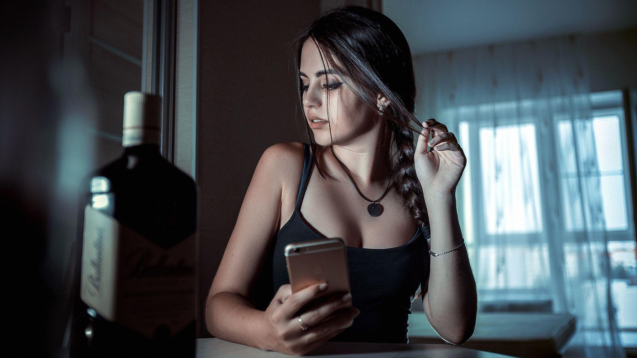 2048x1152 Women Portrait Necklace Cell Phone Whisky Wallpaper, HD Girls 4K