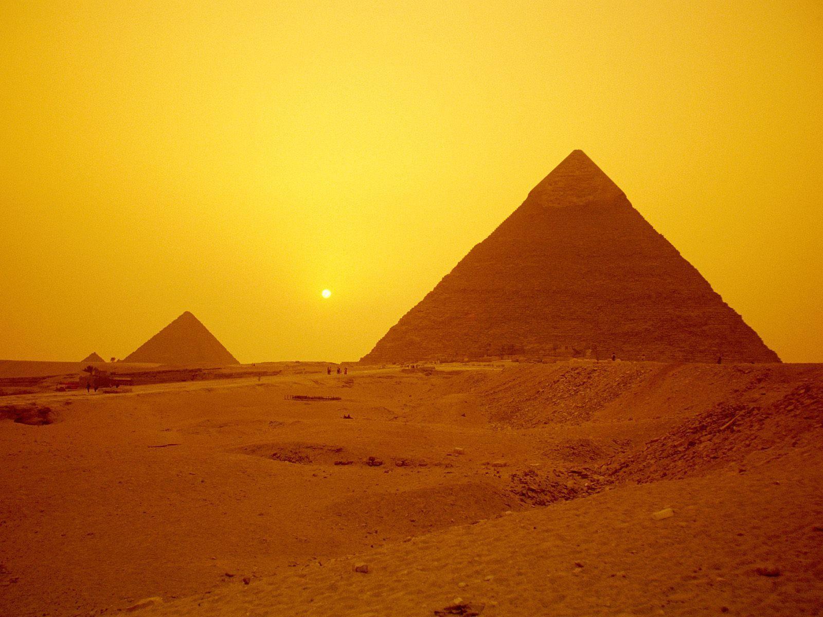 1600x1200 Giza Pyramids wallpaper. Giza Pyramids