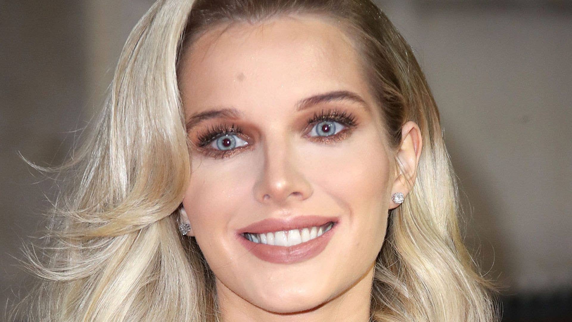 1920x1080 Coronation Street's Helen Flanagan poses in her swimsuit in Dubai! This is her diet and exercise regime