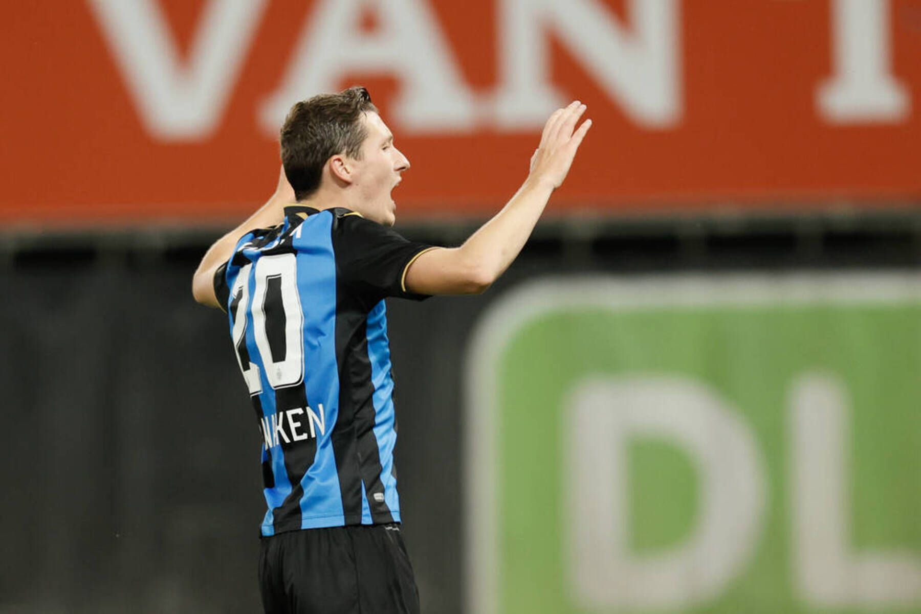 1800x1201 Video: Club Brugge Midfielder Vanaken Catches PSG's Defense Off Guard With The Game Tying Goal