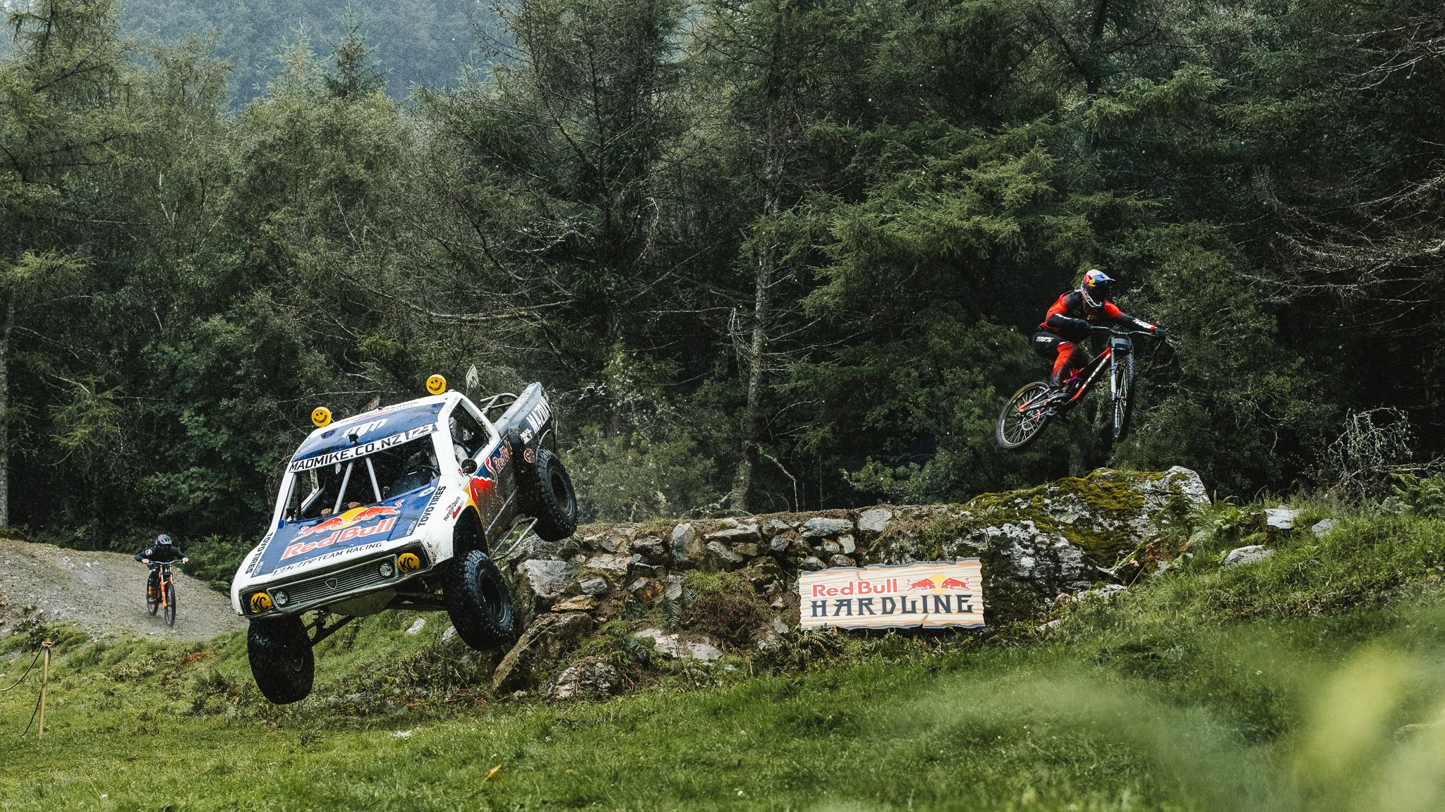 2048x1152 Watch Matt Jones and Mad Mike Whiddett race a 170 kmph truck down Red Bull Hardline